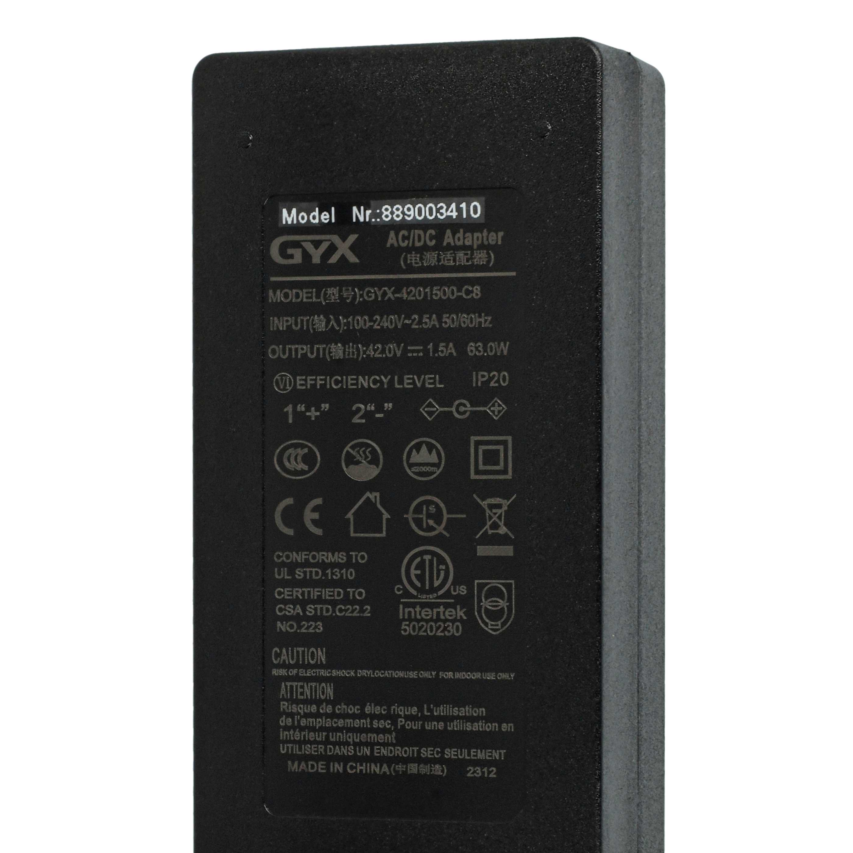 Schwarzer AC/DC-Adapter mit weißem Text. Etiketten mit Modell, Eingang, Ausgang und Sicherheitszertifizierungen. Hergestellt in China.