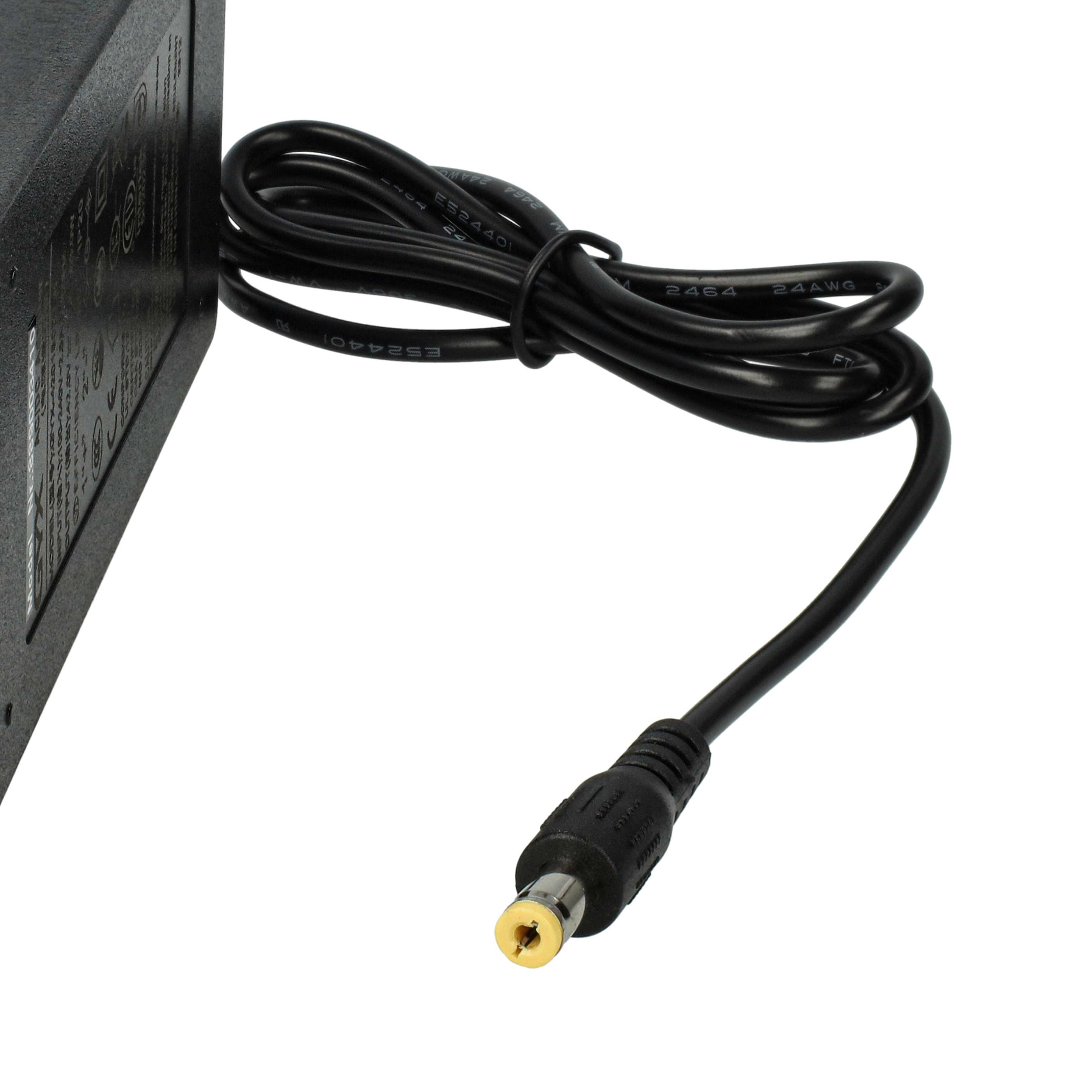 Schwarzes Netzteil mit schwarzem Kabel und Stecker. Der Hintergrund ist weiß.