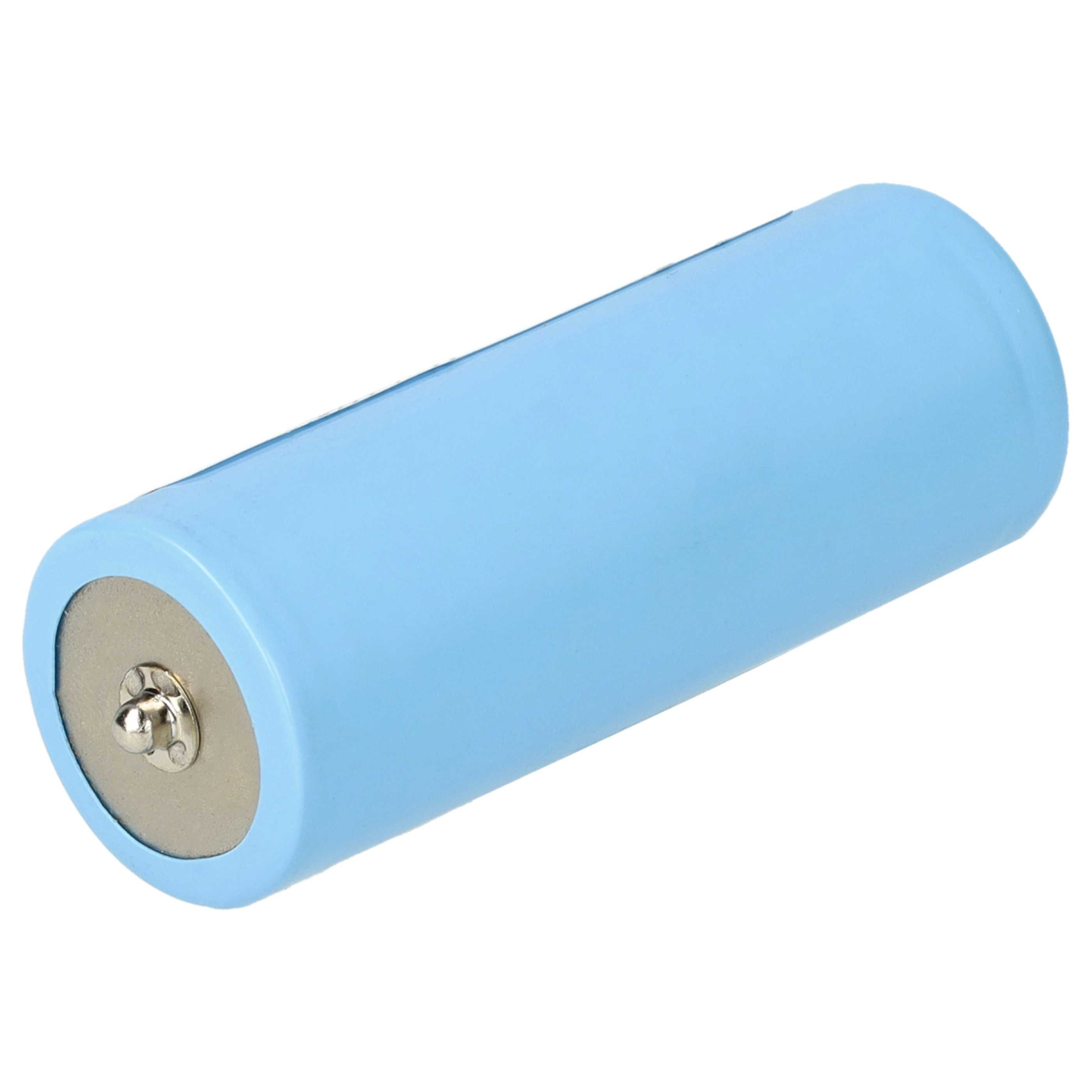Eine hellblaue zylindrische Batteriezelle mit einer silbernen Metallendkappe. Der Hintergrund ist weiß.