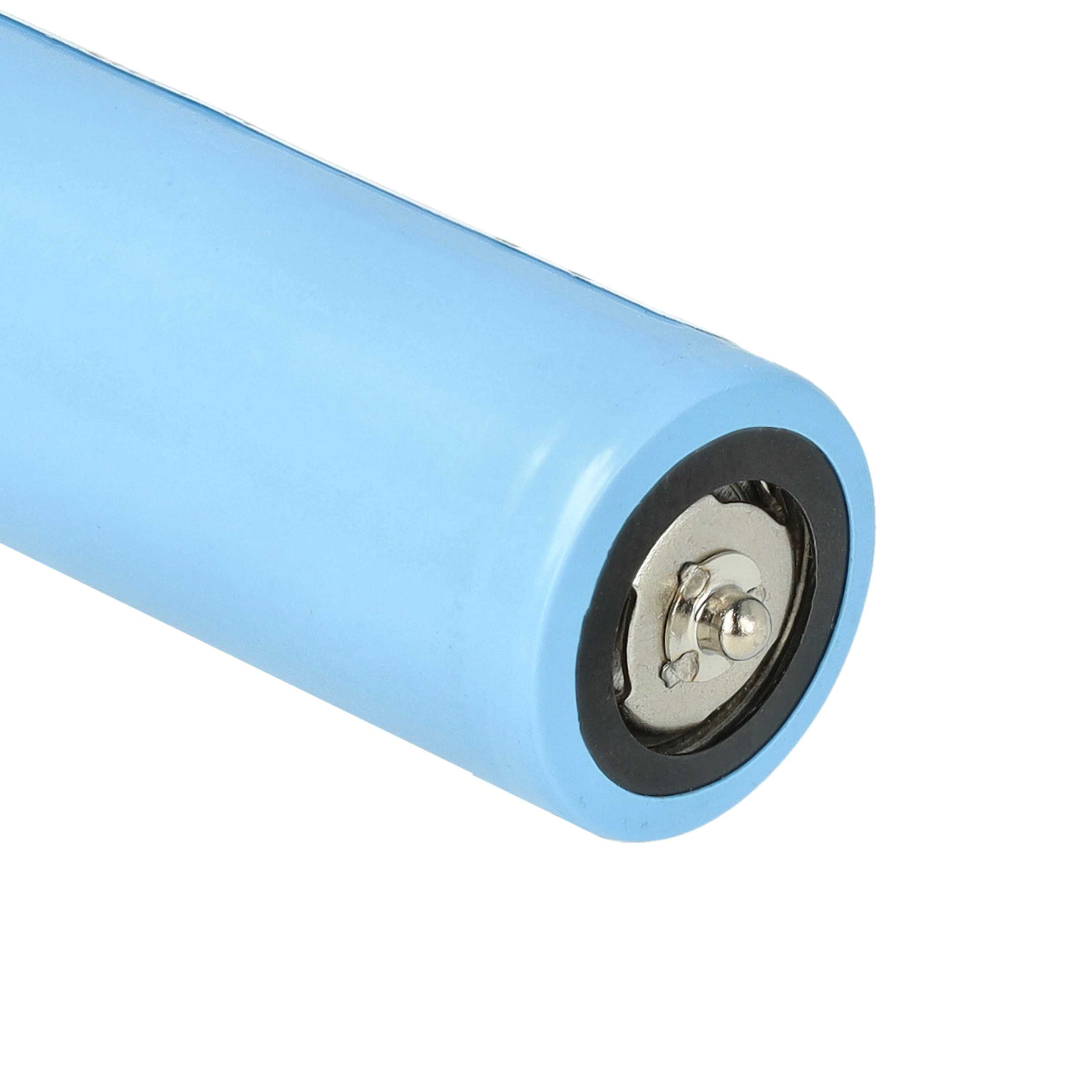 Nahaufnahme einer hellblauen Batterie mit silberner Oberseite. Schwarzer Gummiring um die Oberseite. Weißer Hintergrund.