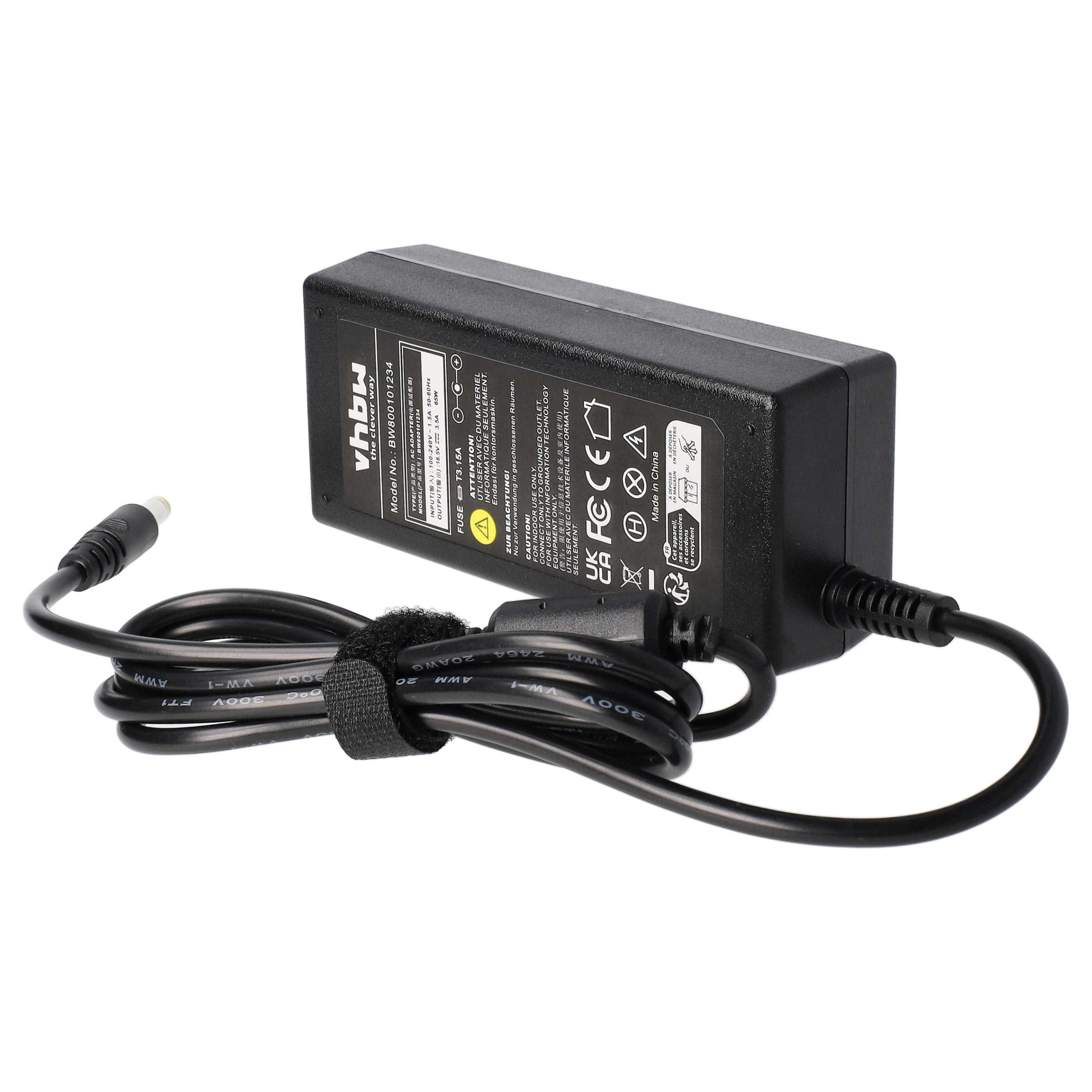 Schwarzes Netzteil mit schwarzem Kabel. Der Adapter hat Etiketten und das Kabel ist umwickelt.