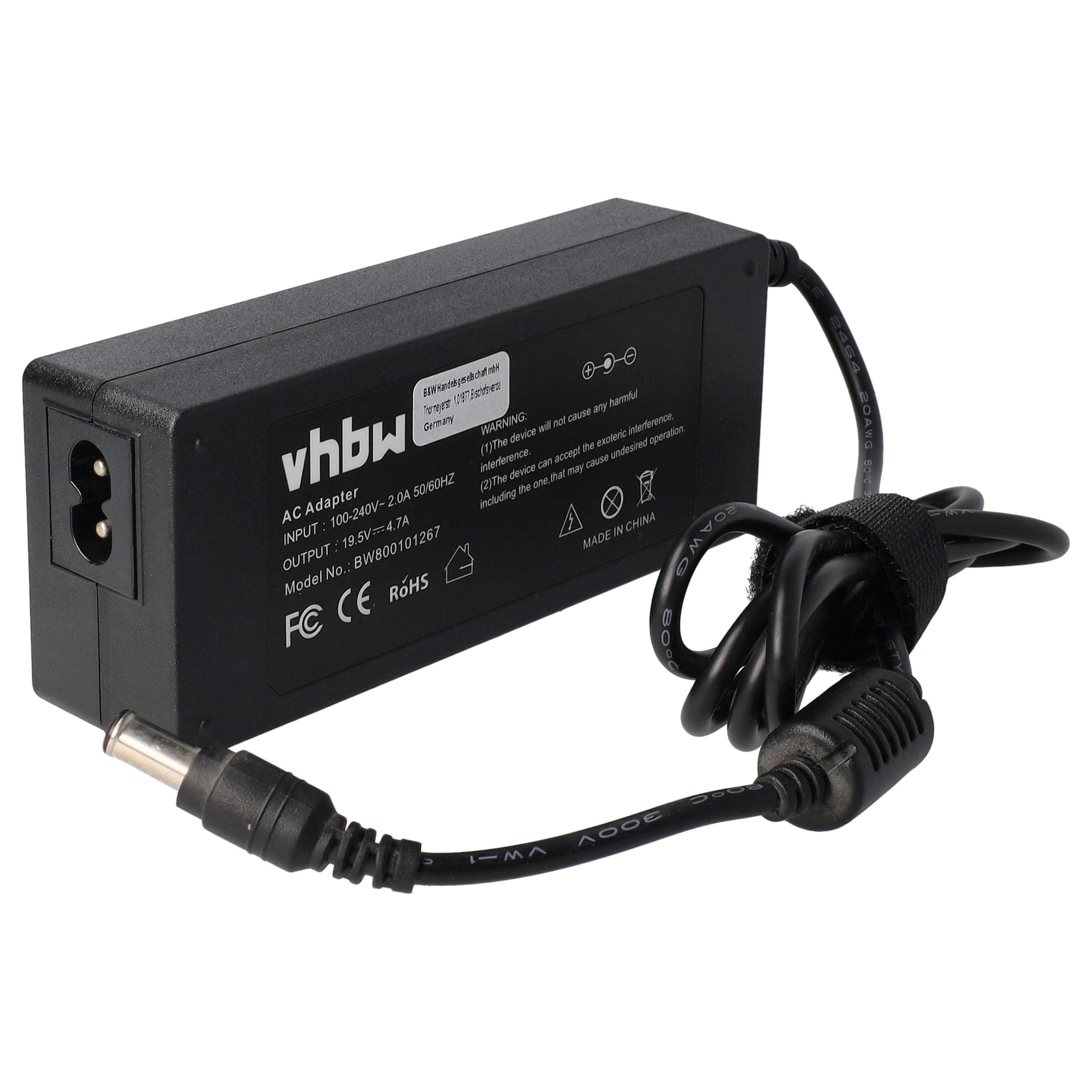 Schwarzes Netzteil mit Stecker und Kabel. Es hat Text mit Spannung und Herstellerangaben.