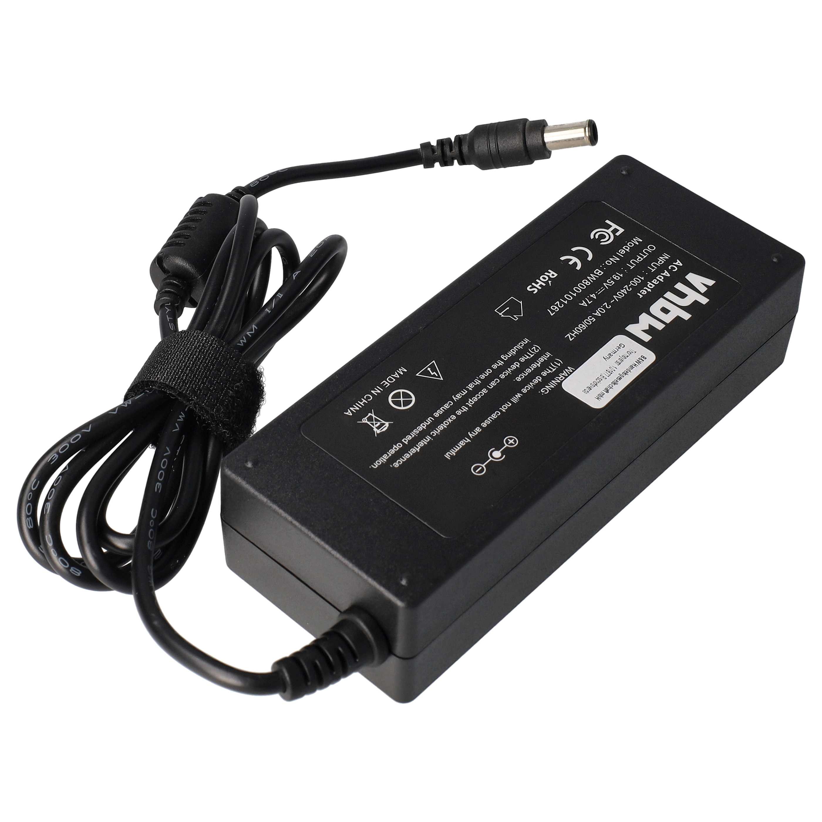 Schwarzes AC-Adapter mit schwarzem Kabel und Stecker. Das Adapter hat ein Etikett und einen schwarzen Riemen.