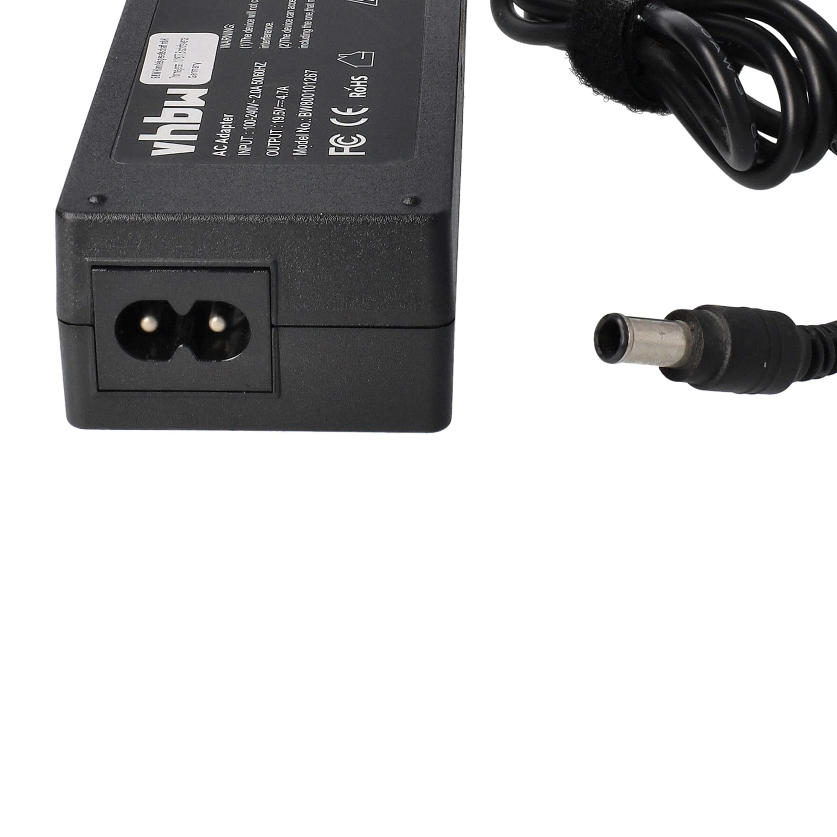 Schwarzes Netzteil mit Kabel und Stecker. Es hat Produktinformationen aufgedruckt.