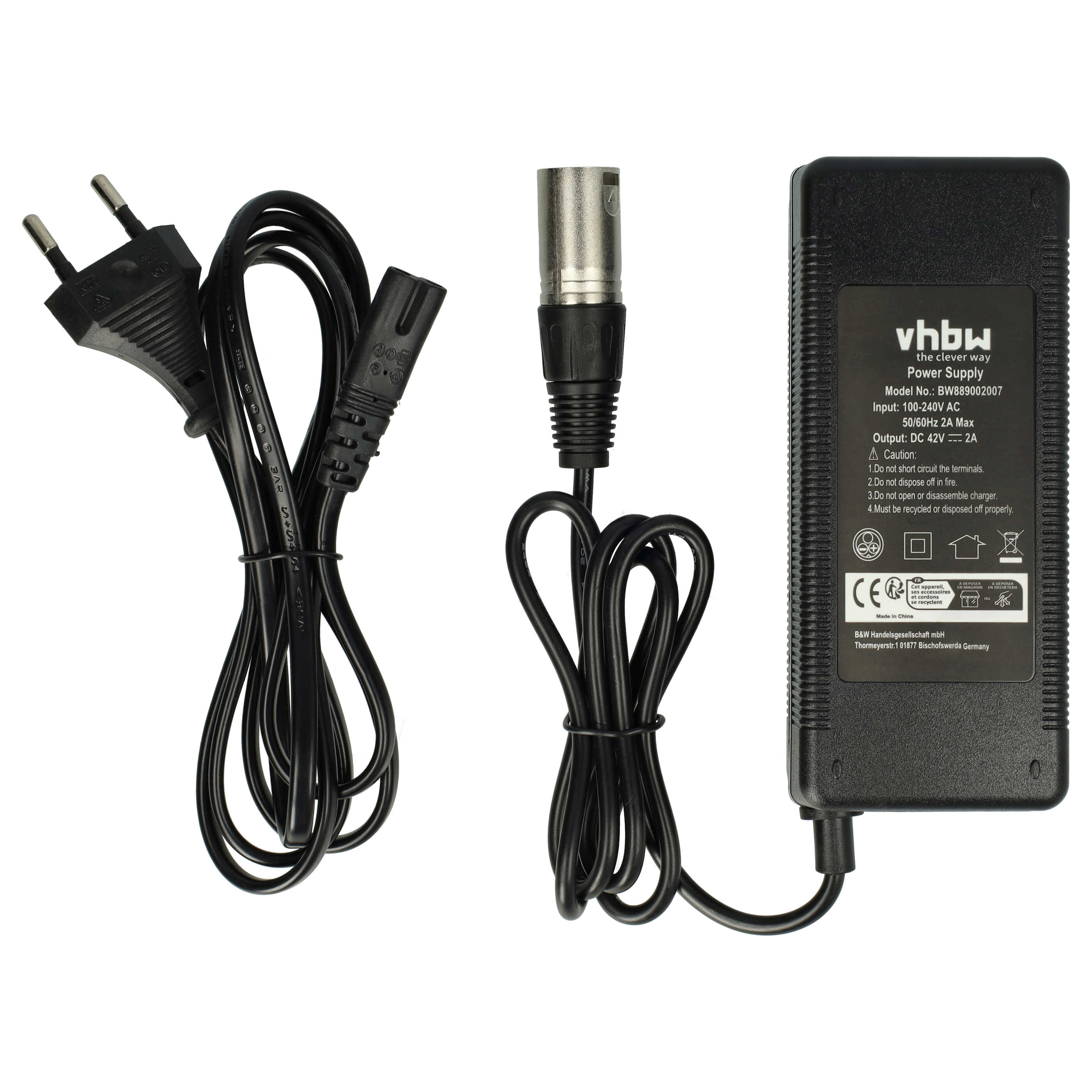 Ein Netzteil mit schwarzen Kabeln, einem Stecker und einem Anschluss. Der Adapter ist schwarz und hat weißen Text.