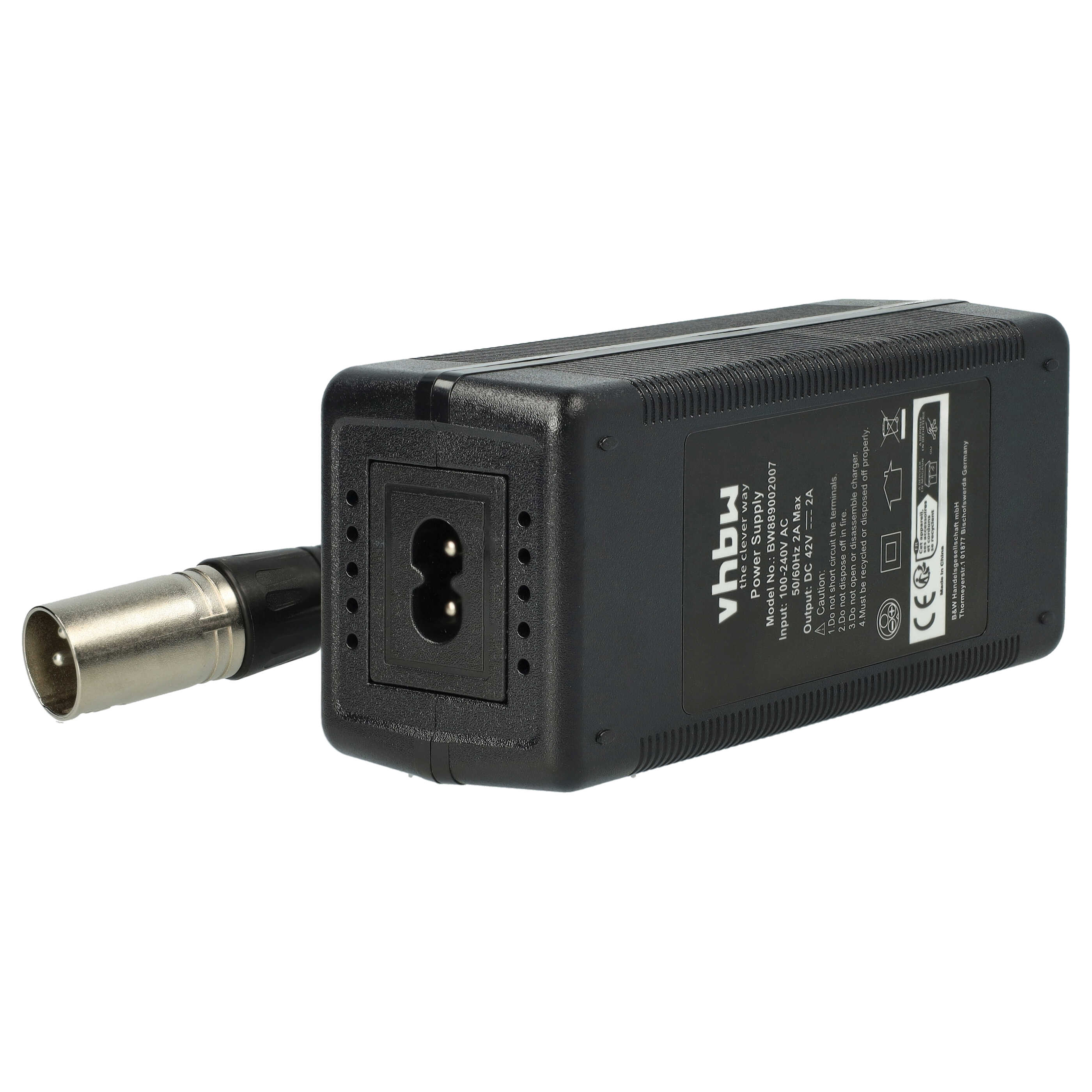 Ein schwarzes Netzteil mit silbernem Stecker. Es hat Text und Symbole.