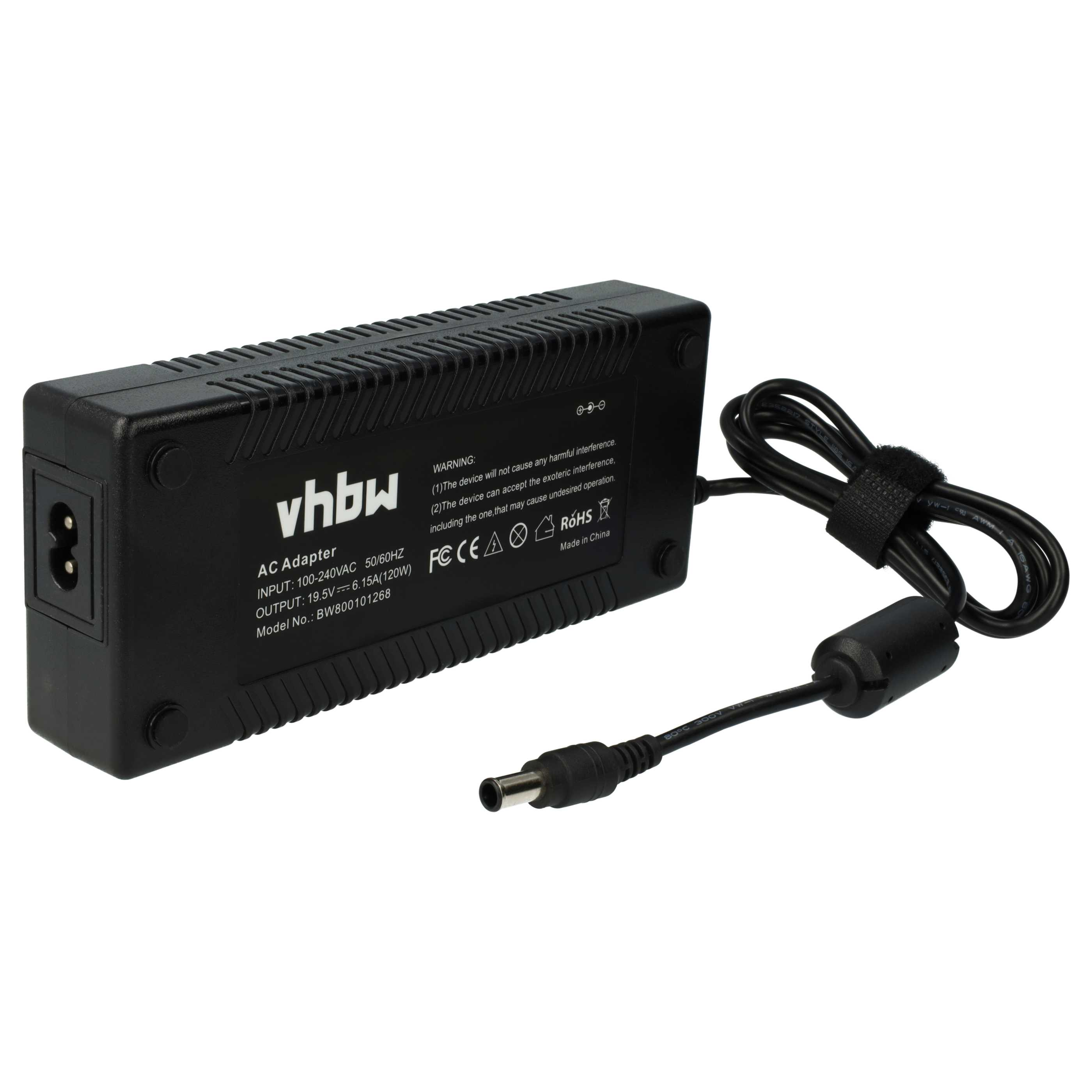 Ein schwarzes AC-Netzteil mit Netzkabel. Der Adapter hat Text und Logos darauf.