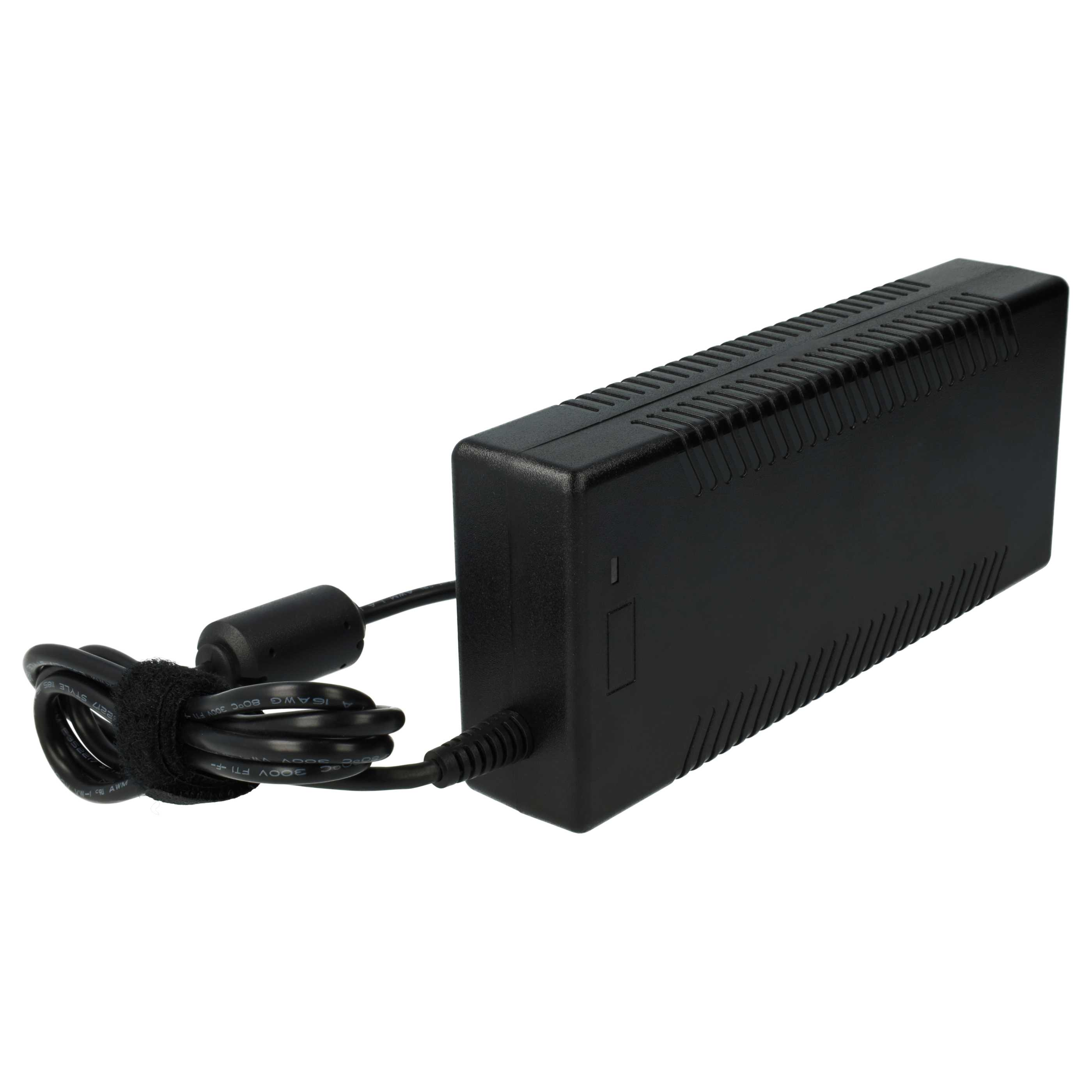Ein schwarzes Netzteil mit Kabel liegt auf weißem Hintergrund. Der Adapter hat eine rechteckige Form mit geriffelter Oberseite.
