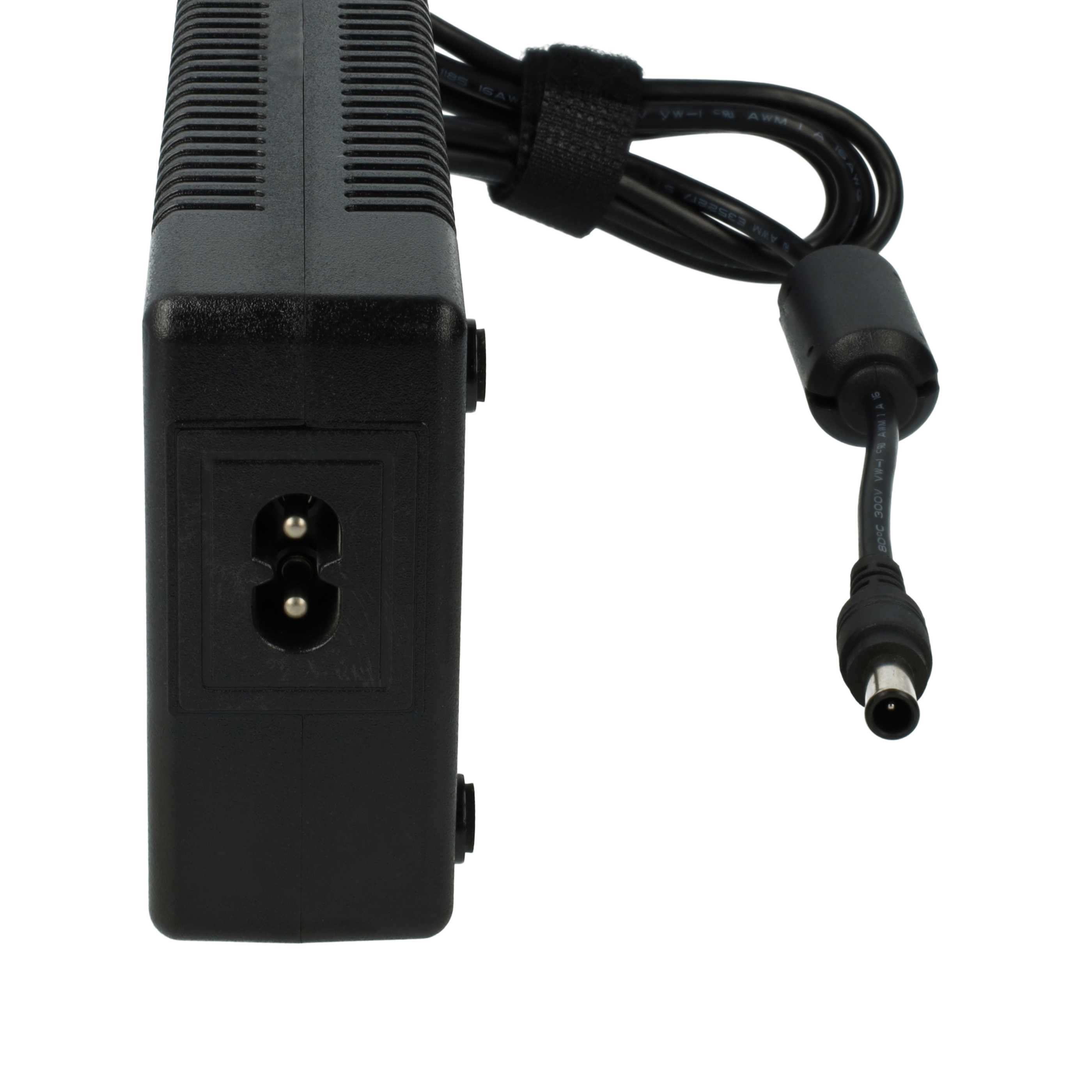 Schwarzes Netzteil mit Kabel. Der Adapter hat einen zweipoligen Eingang und einen DC-Ausgang. Weißer Hintergrund.