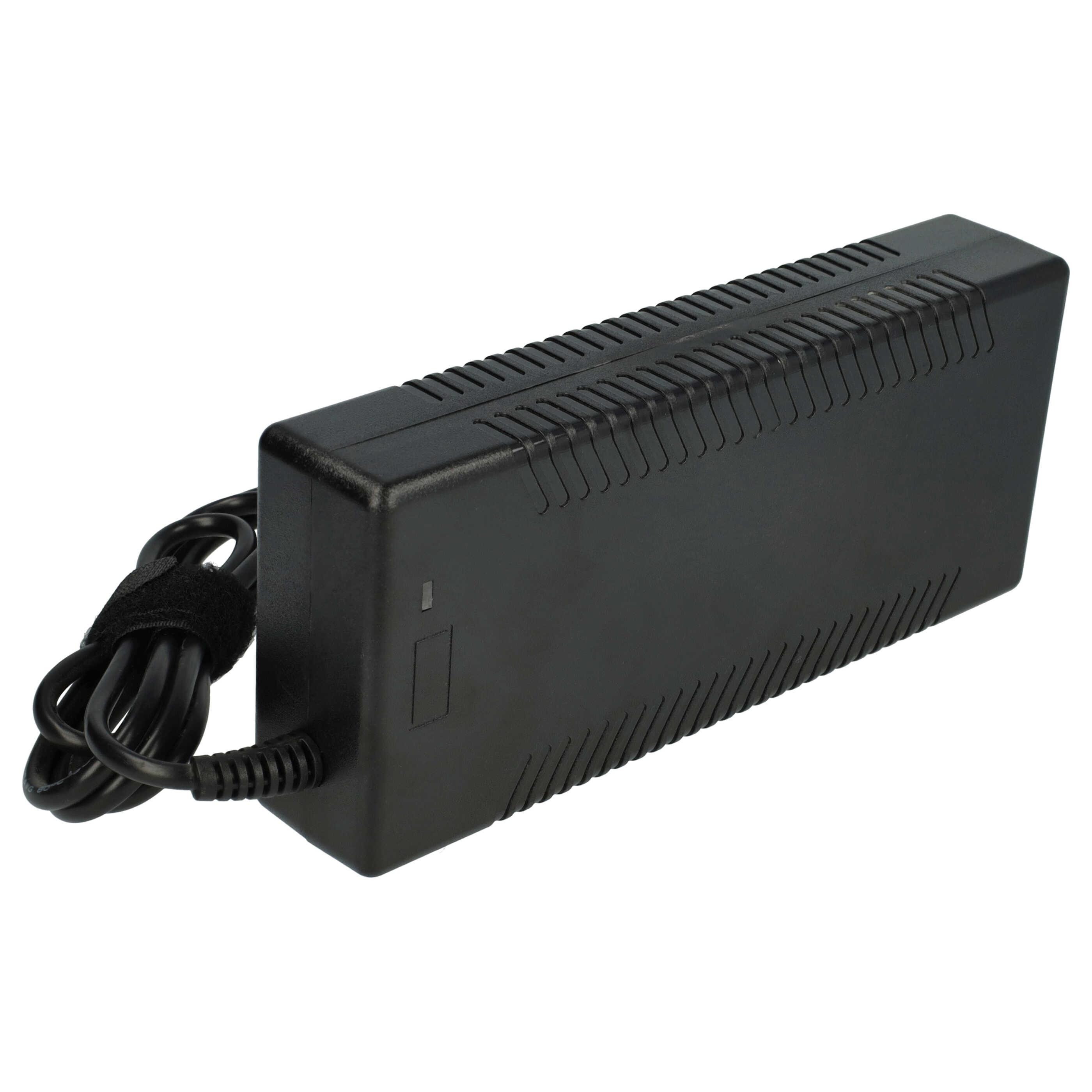 Ein schwarzes Netzteil auf weißem Hintergrund. Es hat ein Kabel, das mit einem schwarzen Klettband umwickelt ist.