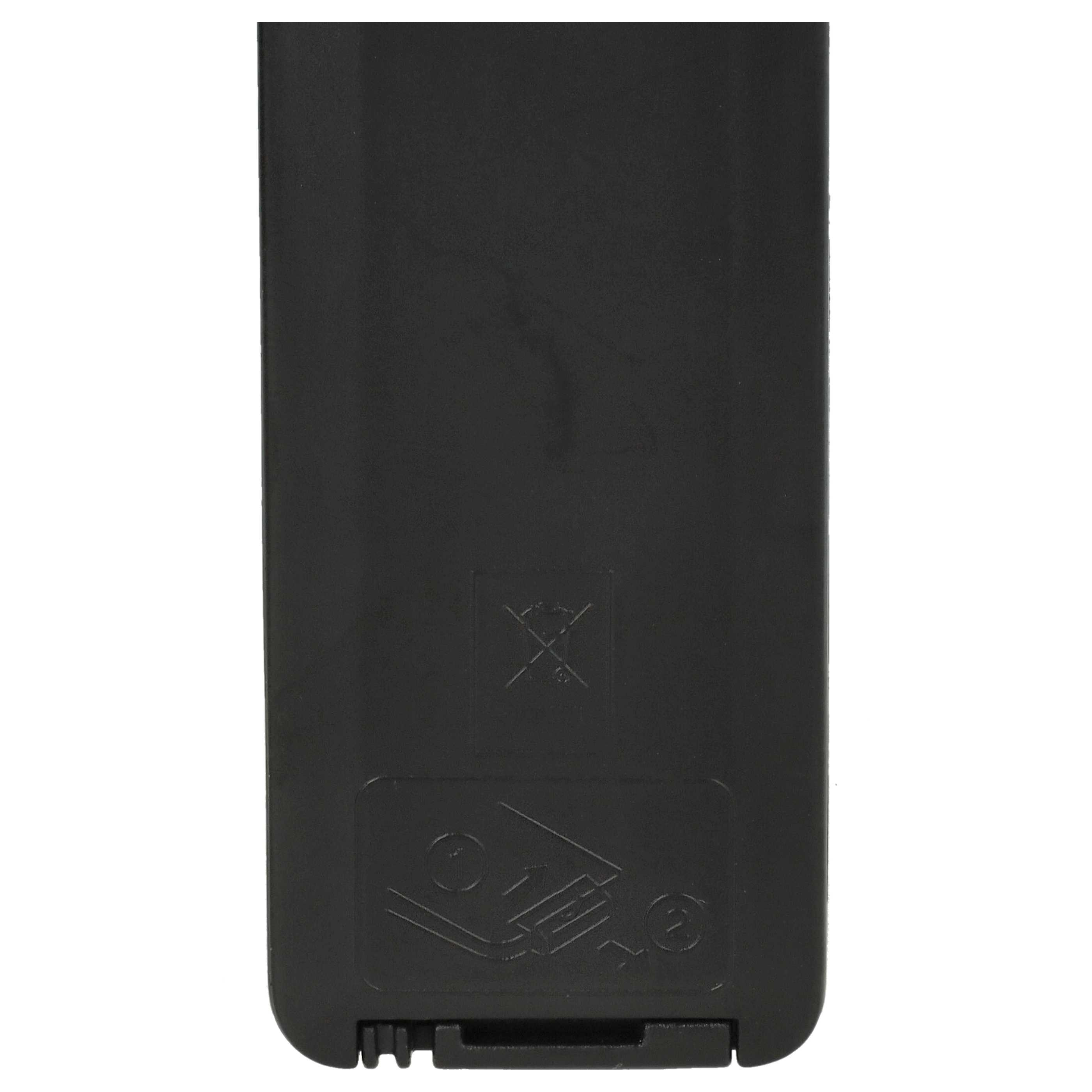 Nahaufnahme zeigt die Rückseite eines schwarzen rechteckigen Geräts. Es hat Symbole und eine Batteriefachklappe.