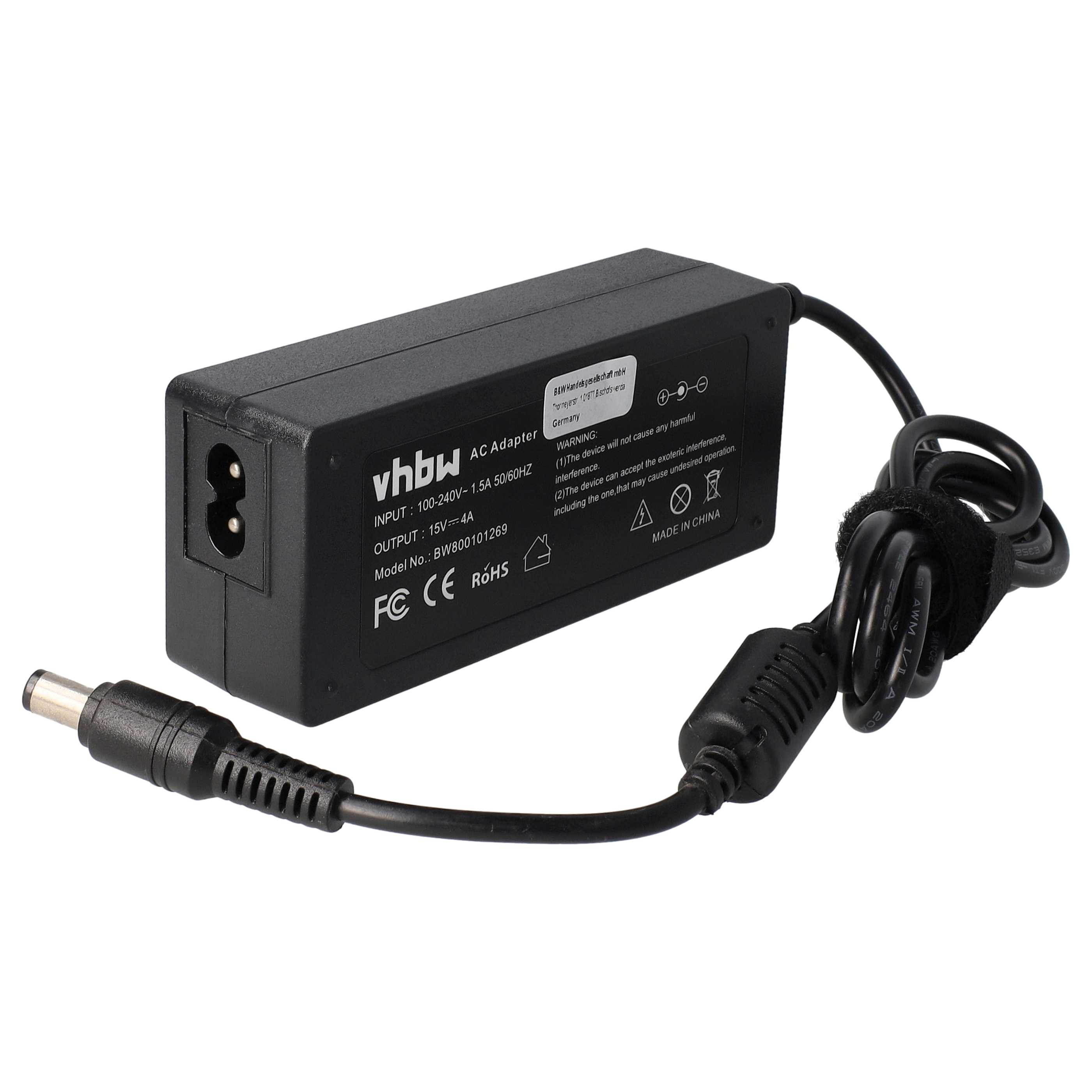 Schwarzes AC-Netzteil mit angeschlossenem Kabel. Text auf dem Adapter enthält Spezifikationen und Warnhinweise.