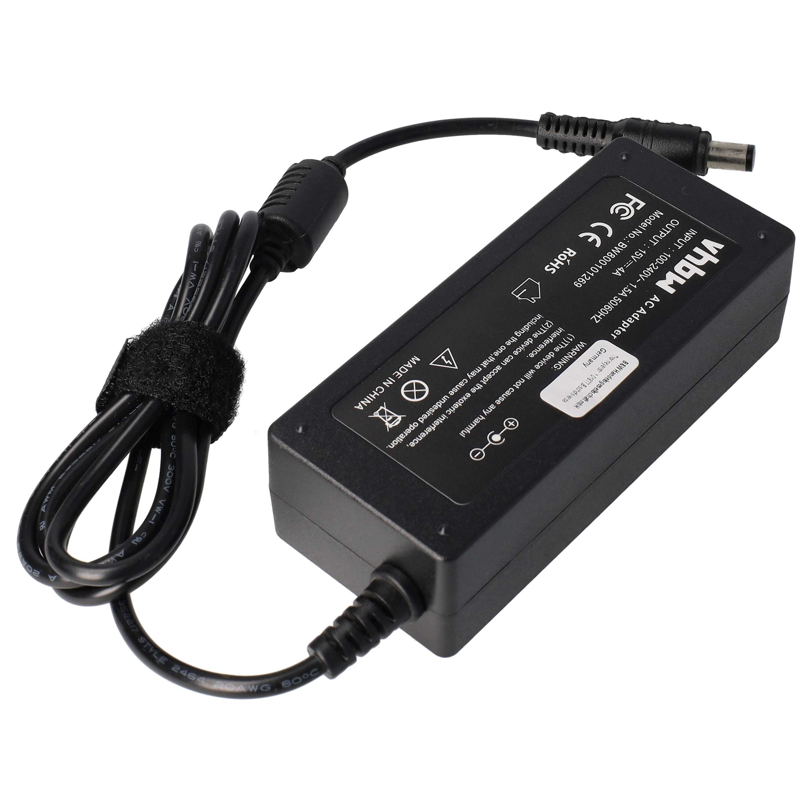 Schwarzes Netzteil mit schwarzen Kabeln und Stecker. Der Adapter ist beschriftet und eingesteckt.