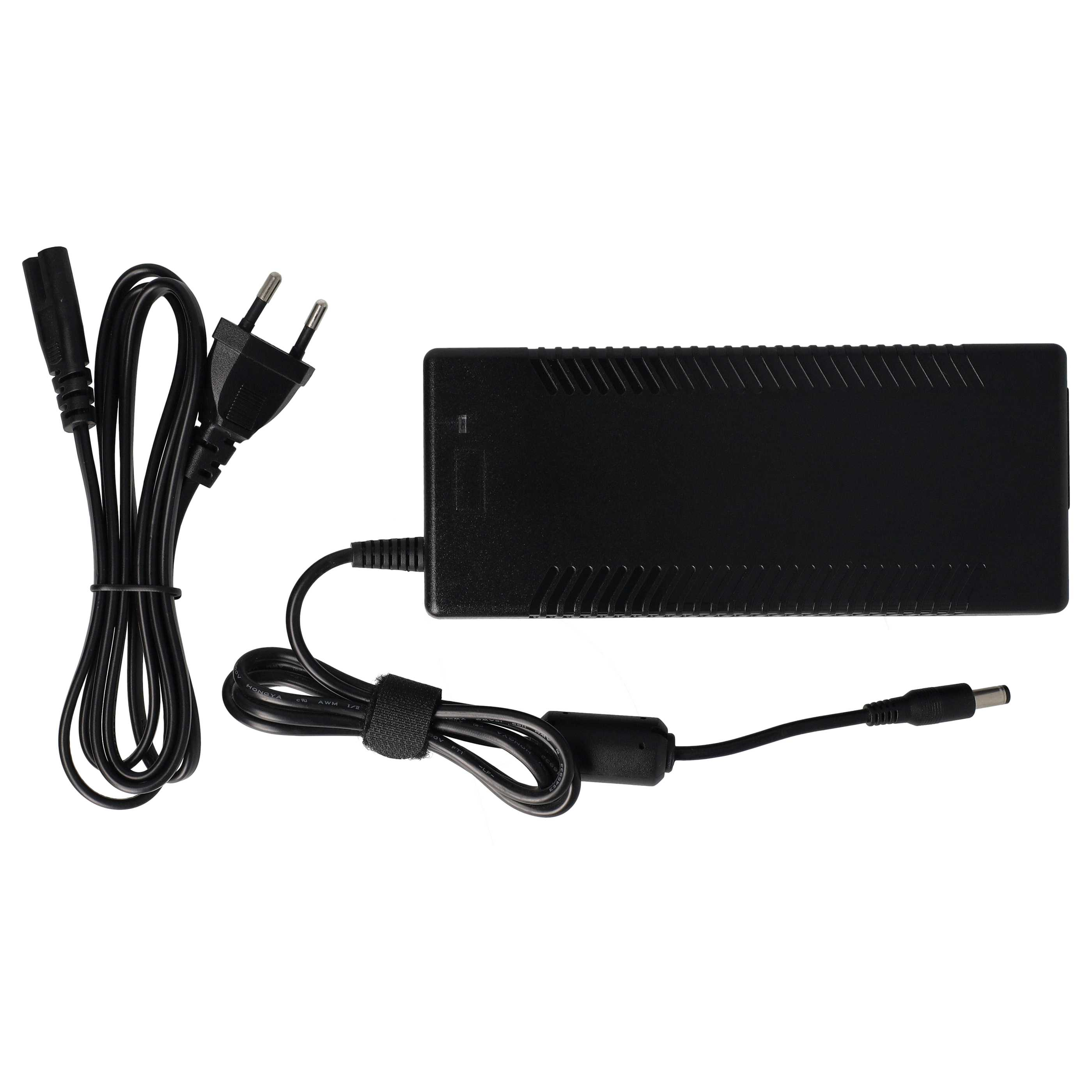 Ein schwarzes Netzteil mit Eurostecker und Gleichstromkabel. Der Adapter ist rechteckig und hat eine gerippte Oberseite.