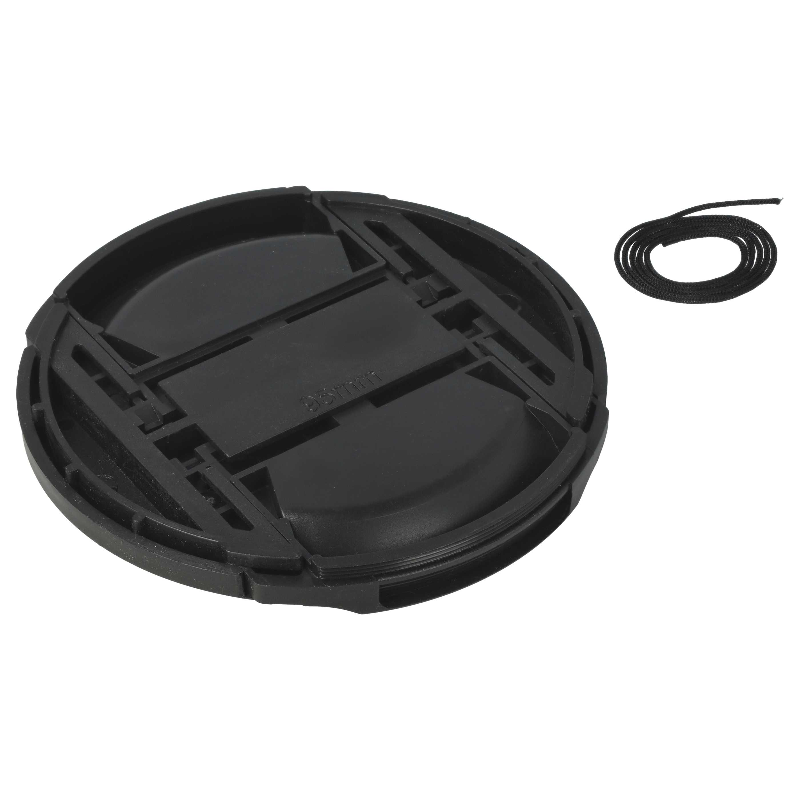 Eine schwarze Objektivkappe mit einer schwarzen Schnur liegt daneben. Es ist auf weißem Hintergrund.