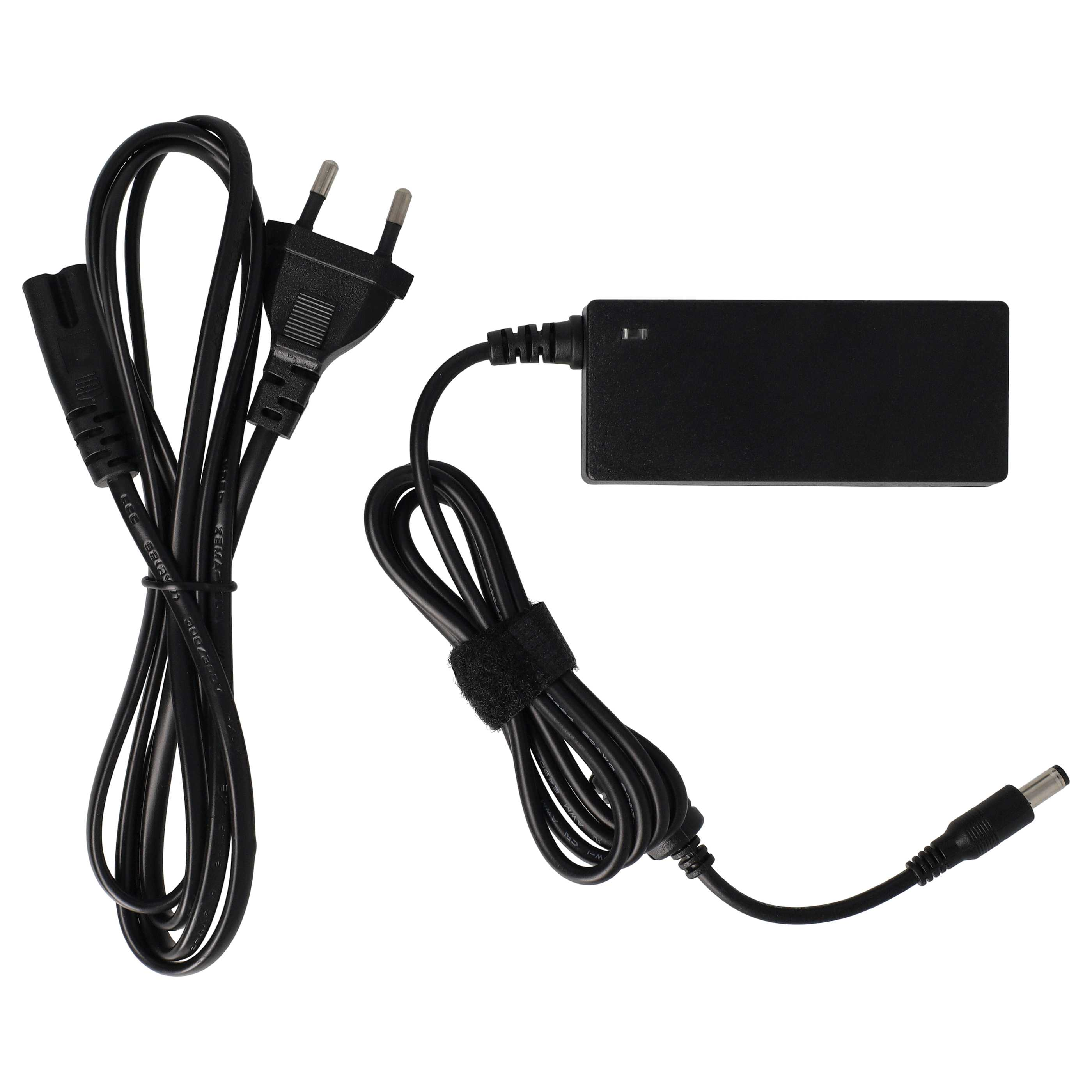 Schwarzes Laptop-Ladegerät auf weißem Hintergrund. Es hat ein Netzkabel mit Stecker, einen Ladestein und einen Gleichstromanschluss.
