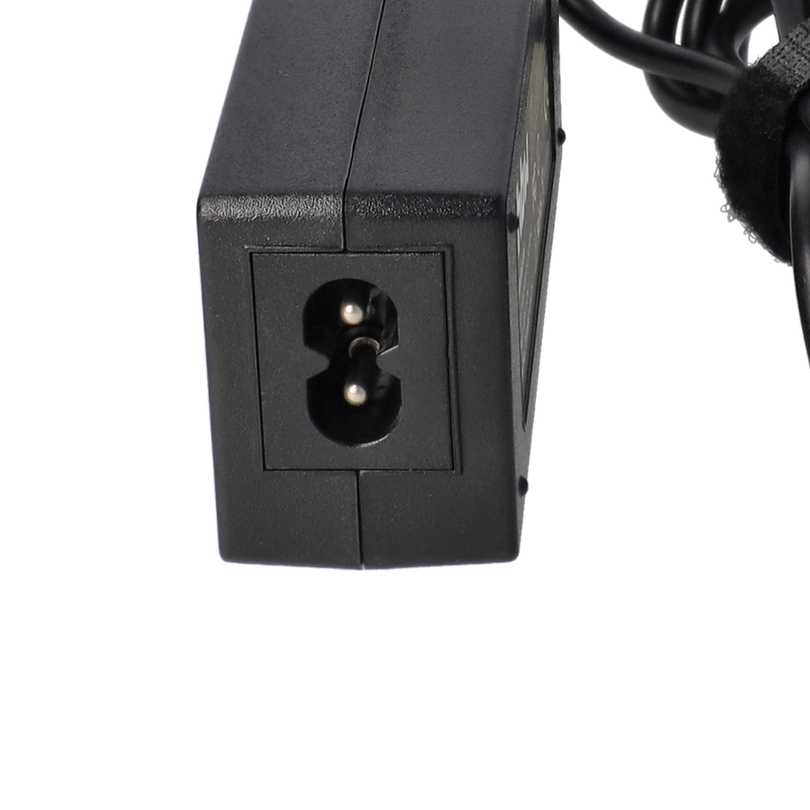 Ein schwarzes Laptop-Netzteil ist vor einem weißen Hintergrund zentriert. Der Adapter hat einen Stecker und ein Stromkabel.