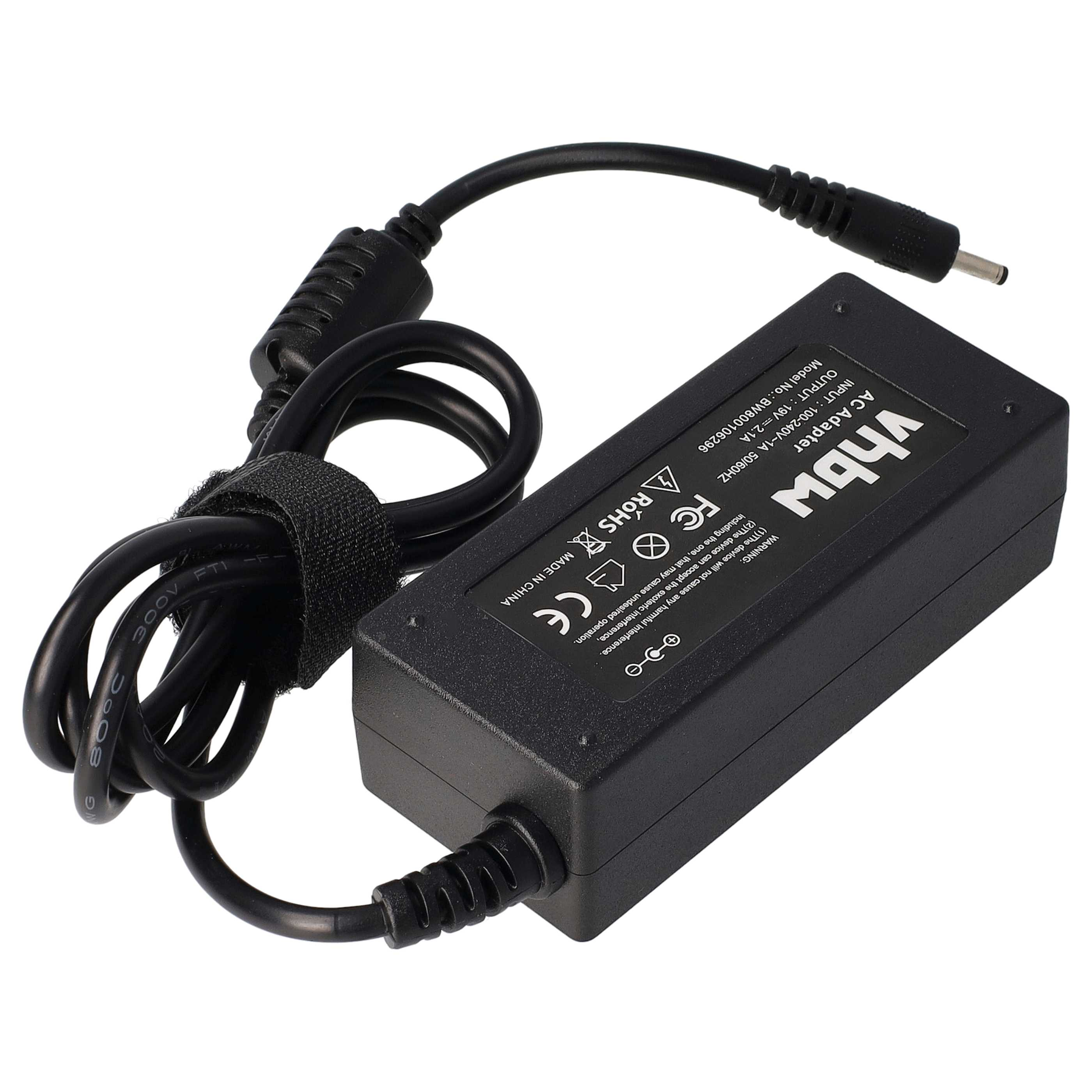 Ein schwarzes AC-Adapter mit einem schwarzen Kabel. Es hat weißen Text und einen Aufkleber.
