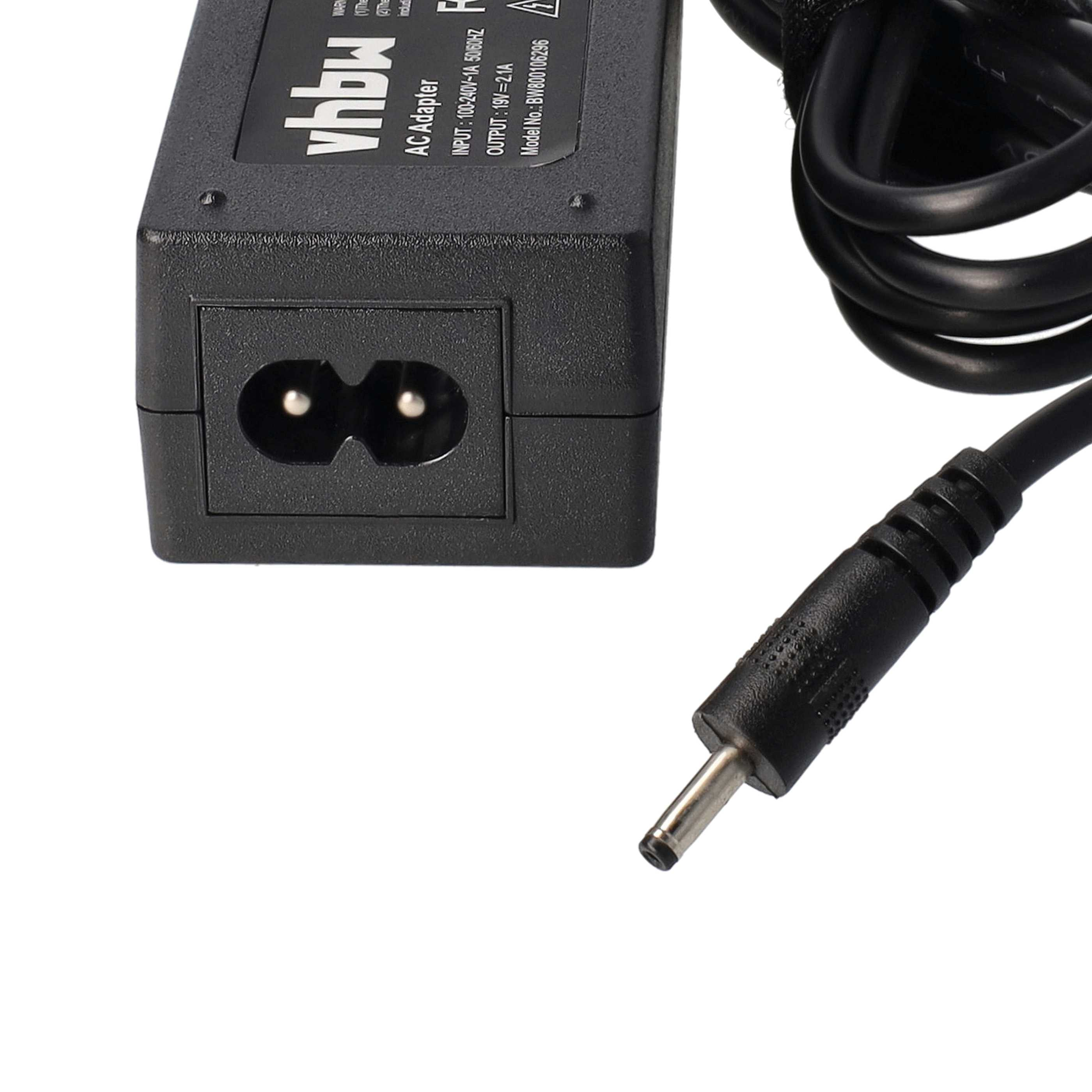 Schwarzes AC-Adapter mit Zweipoleingang und kleinem DC-Ausgang. Ein schwarzes Kabel ist befestigt. Weißer Hintergrund.