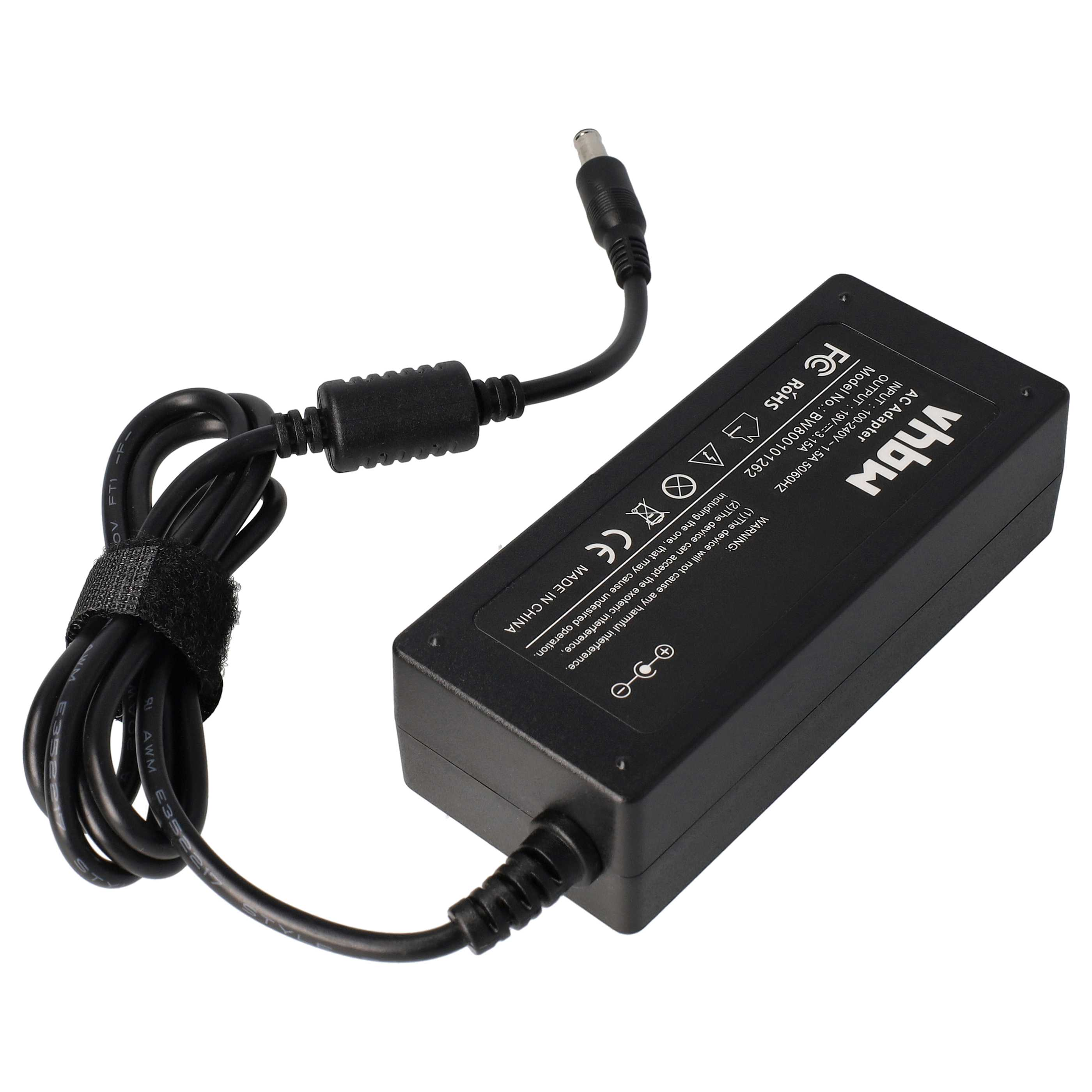 Ein schwarzes Netzteil mit Netzkabel. Das Netzteil hat ein Etikett mit Text und Logos. Ein Kabel ist angebracht.