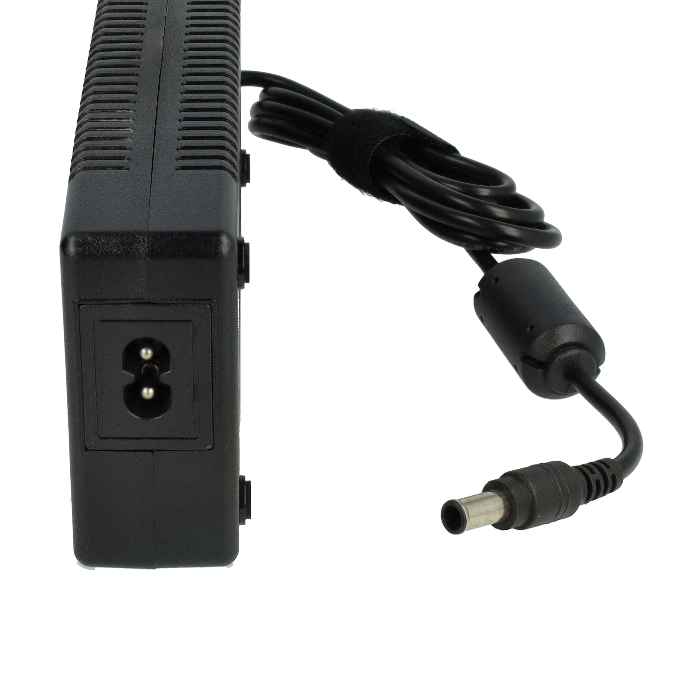 Ein schwarzes Laptop-Netzteil mit schwarzem Kabel, Klettverschluss und DC-Stecker. Weißer Hintergrund.