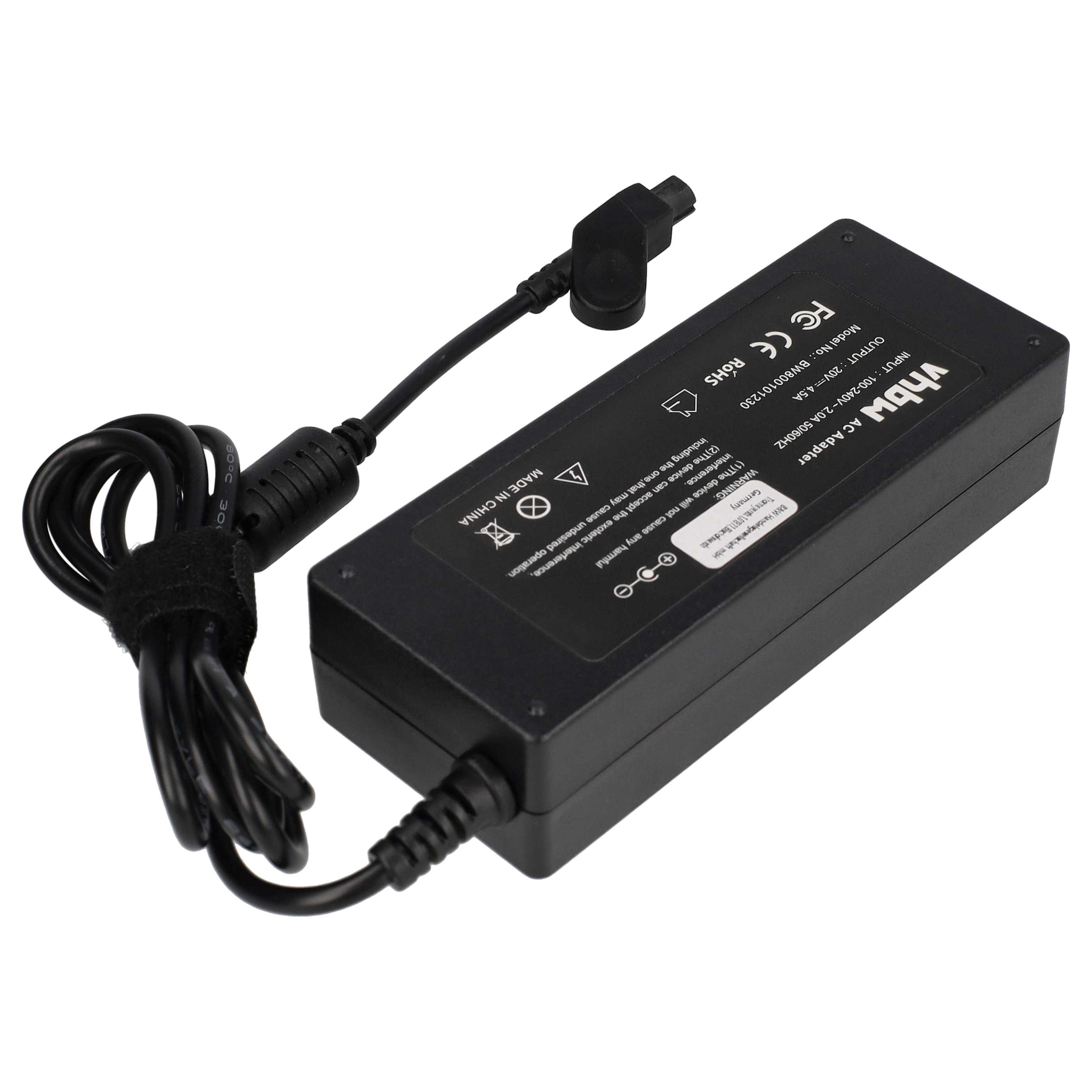 Ein schwarzes AC-Netzteil mit schwarzem Kabel liegt auf einer weißen Oberfläche. Das Netzteil hat weißen Text.