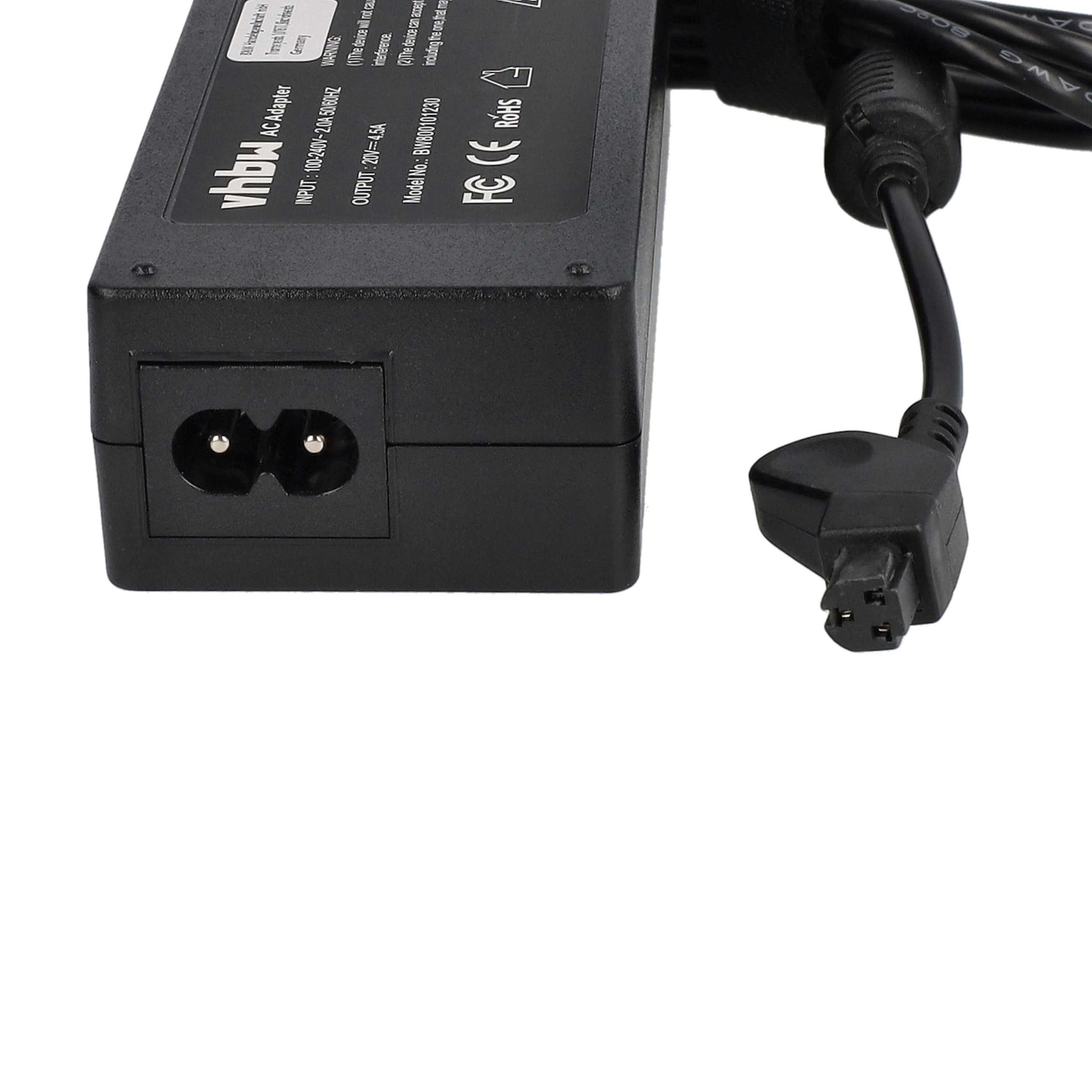 Schwarzes Netzteil mit zweipoligem Eingang und schwarzem Kabel mit Stecker, weißer Hintergrund.
