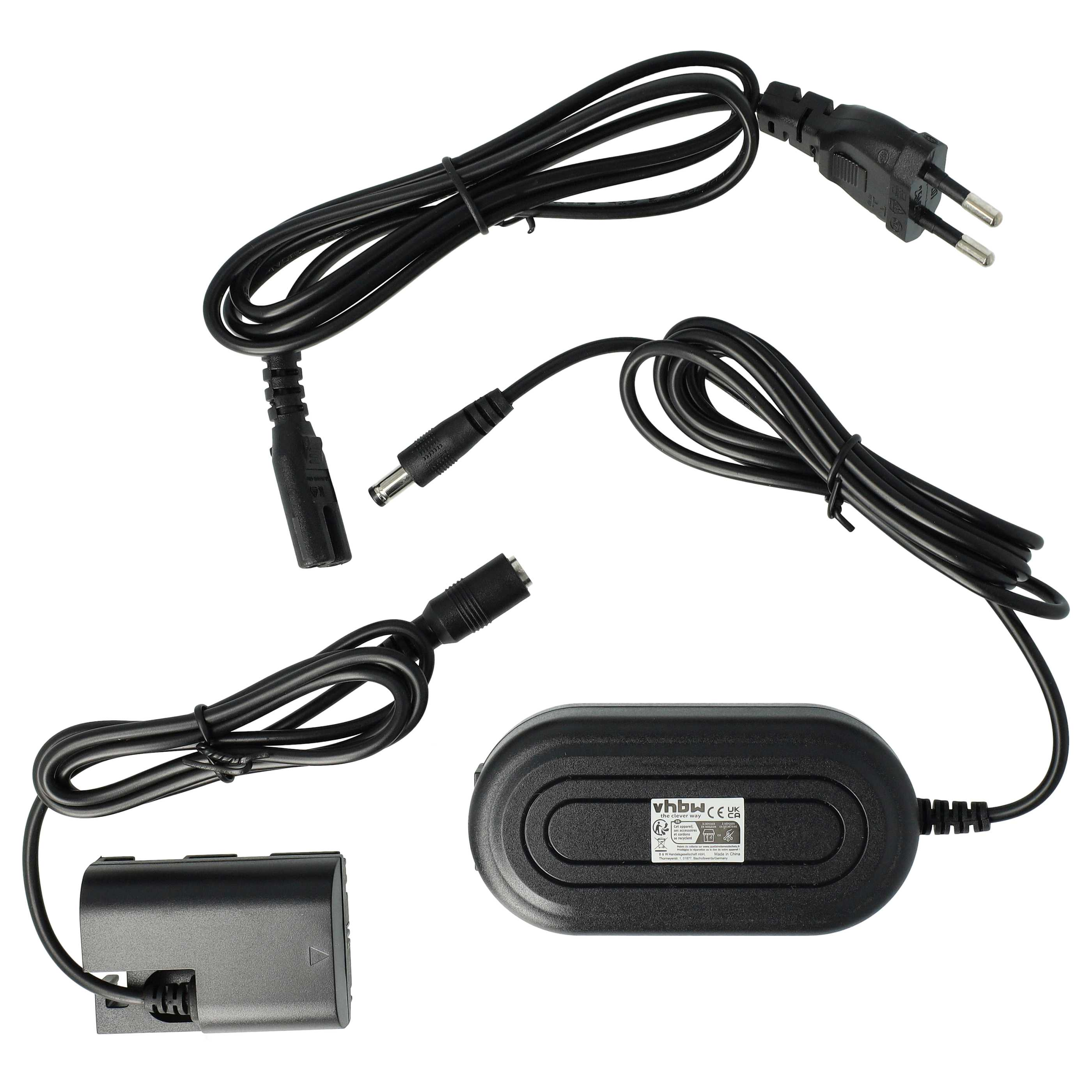 Schwarze Netzteile und Kabel auf weißem Hintergrund, darunter ein Batterieladegerät und ein Netzteil.