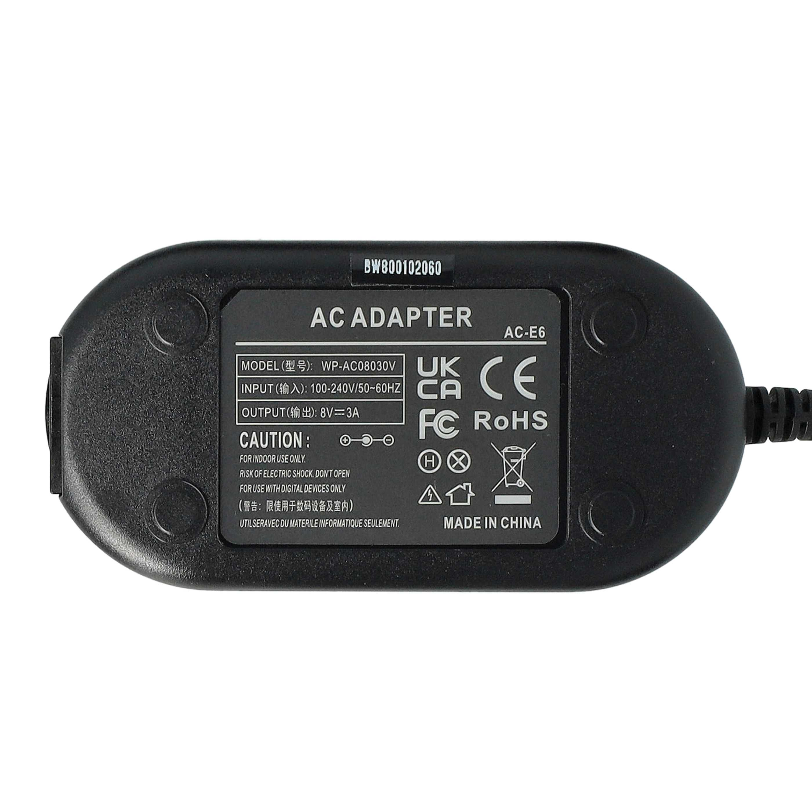 Schwarzer AC-Adapter mit weißem Text. Er hat Modell-, Eingangs-, Ausgangsdetails, Sicherheitshinweise und Zertifizierungszeichen. Hergestellt in China.