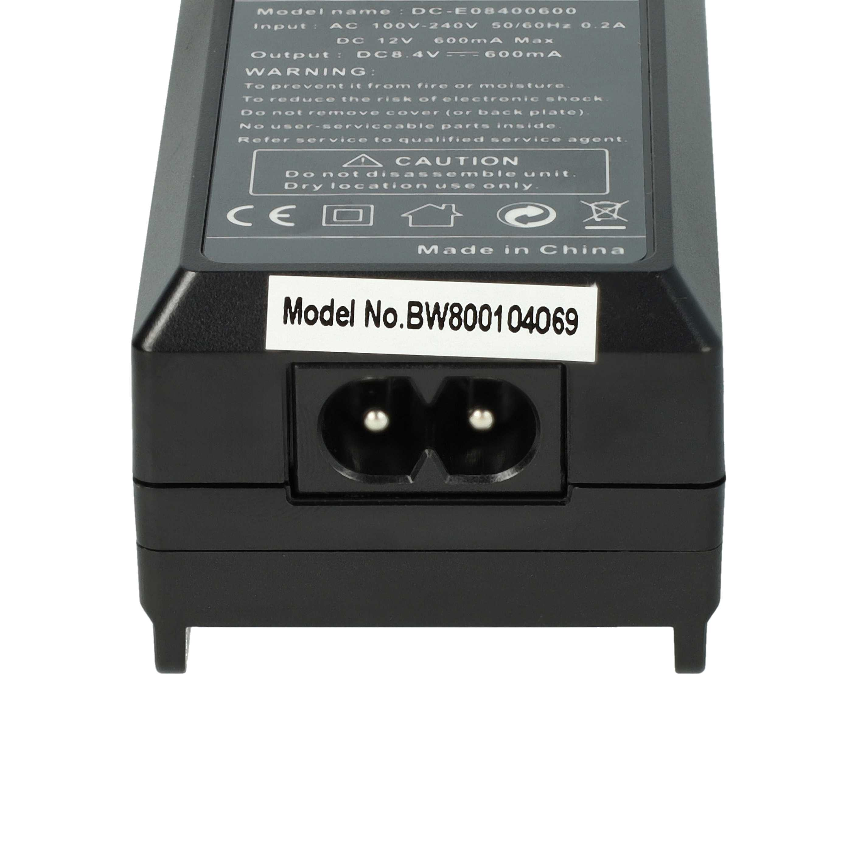 Schwarzer Netzadapter mit Text und einem zweipoligen Eingang. Er hat ein weißes Etikett mit Modellnummer.