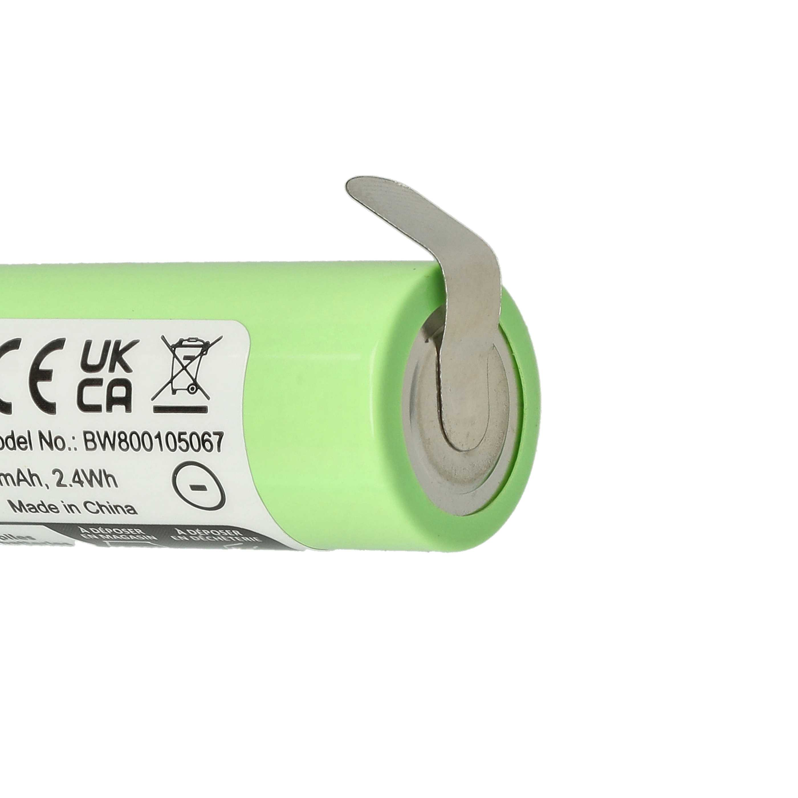Eine grüne Batteriezelle mit Metalllasche. Der Text auf der Batterie enthält UK, CA, Modellnummer und Hergestellt in China.