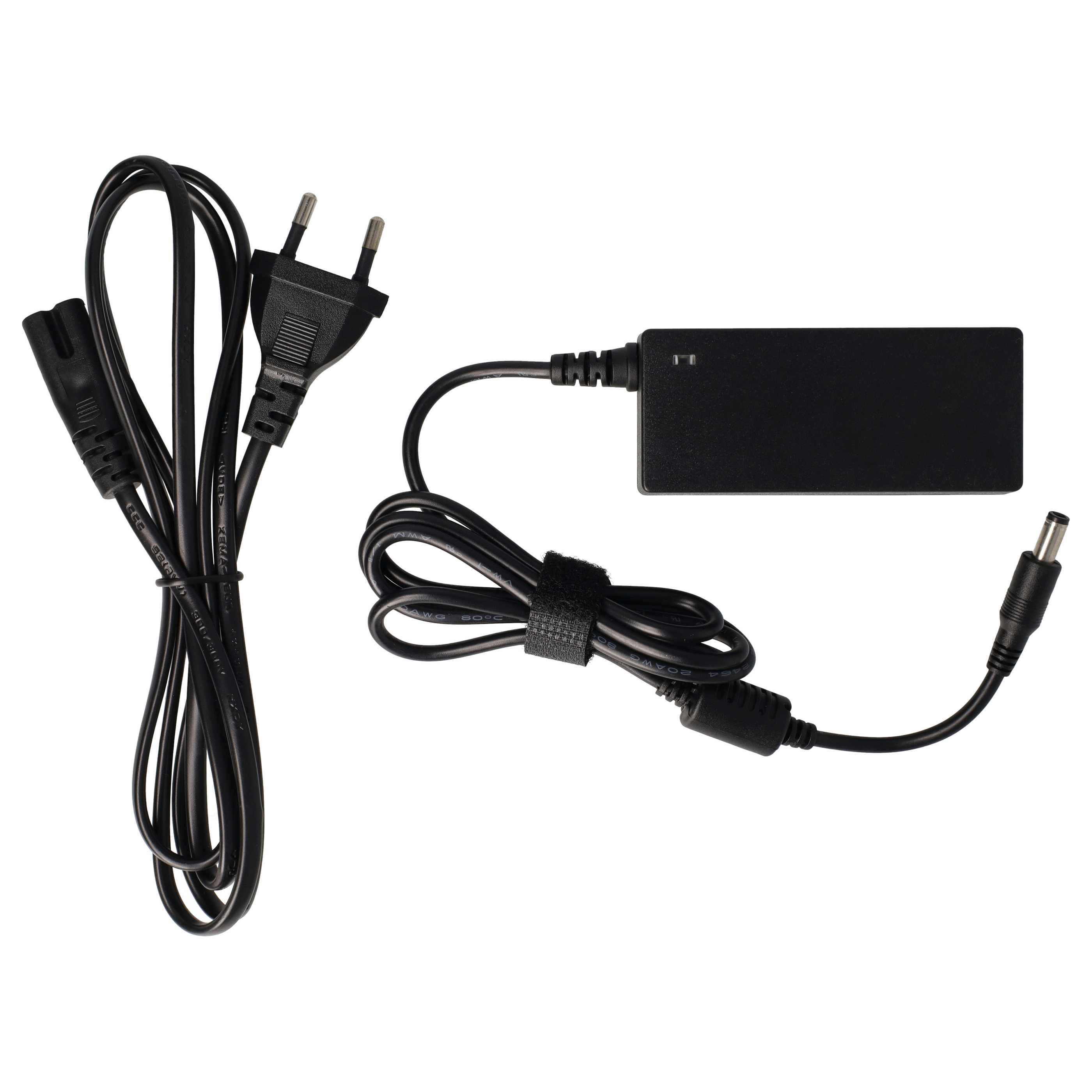 Ein schwarzes Laptop-Netzteil mit Eurostecker, Kabeln und einem Gleichstromanschluss, isoliert auf Weiß.
