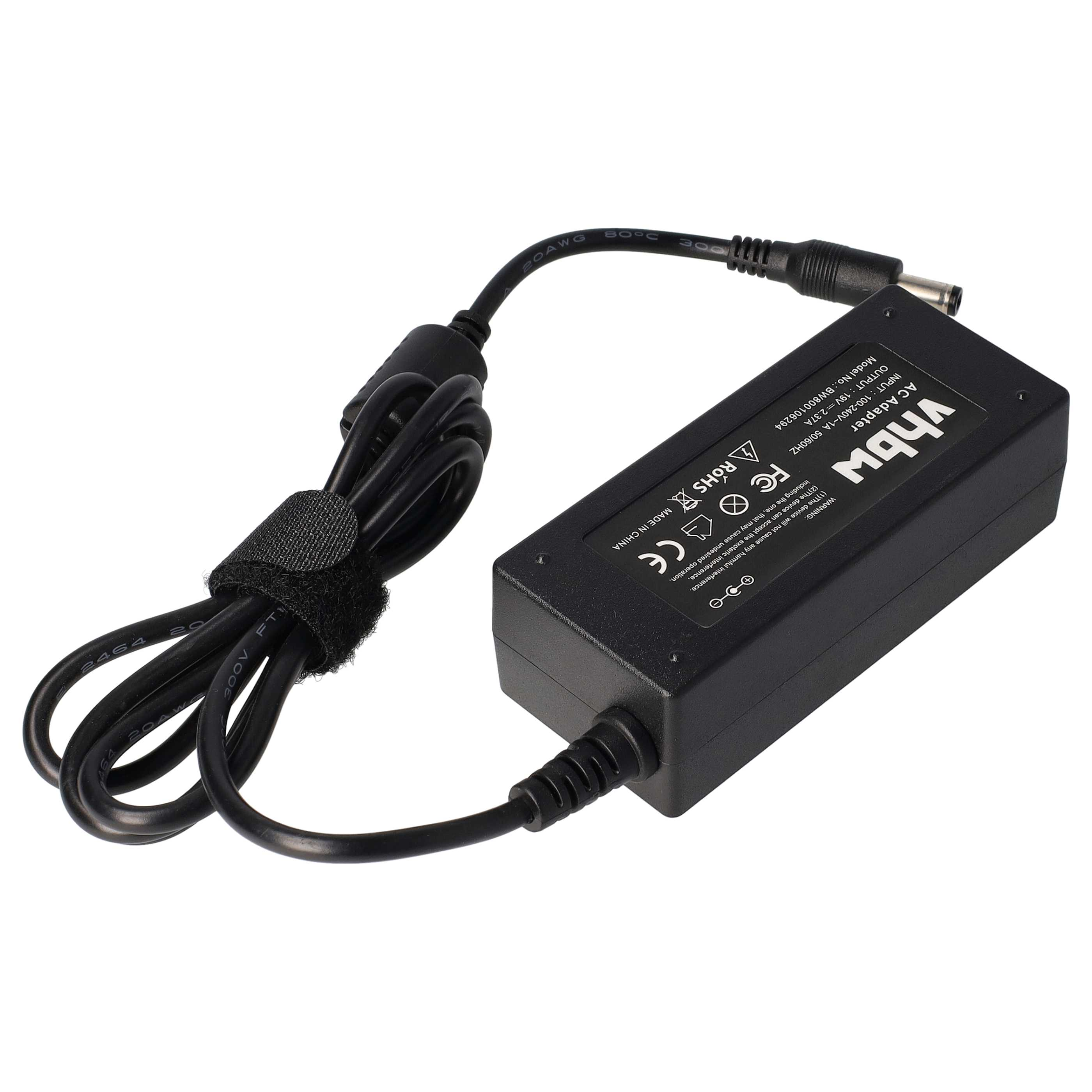Schwarzer AC-Adapter mit angeschlossenem Kabel. Der Adapter hat Text und einen Stecker. Das Kabel ist schwarz und hat einen Klettverschluss.