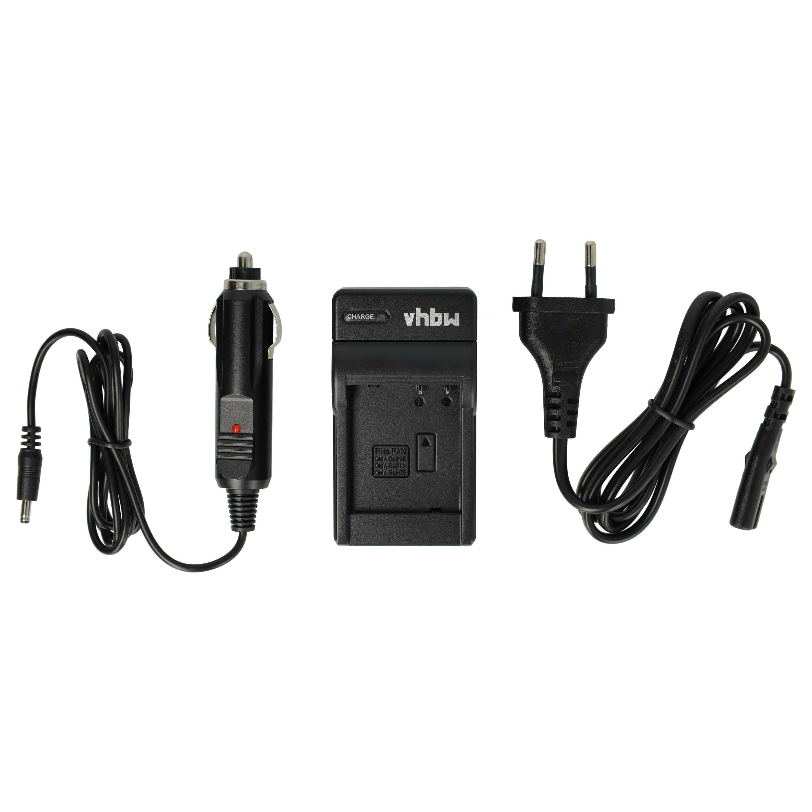 Schwarzes Kamera-Akkuladegerät mit Auto-Adapter und Stecker. Alles auf weißem Hintergrund.