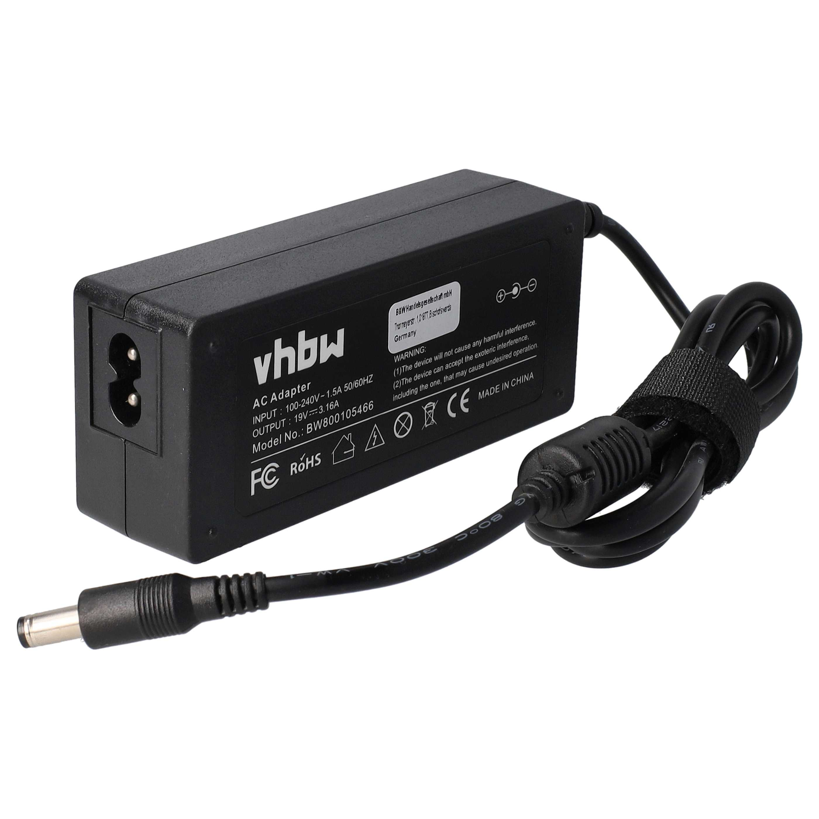 Schwarzes Netzteil mit Netzkabel und Stecker. Es hat ein Etikett mit Text und Logos.