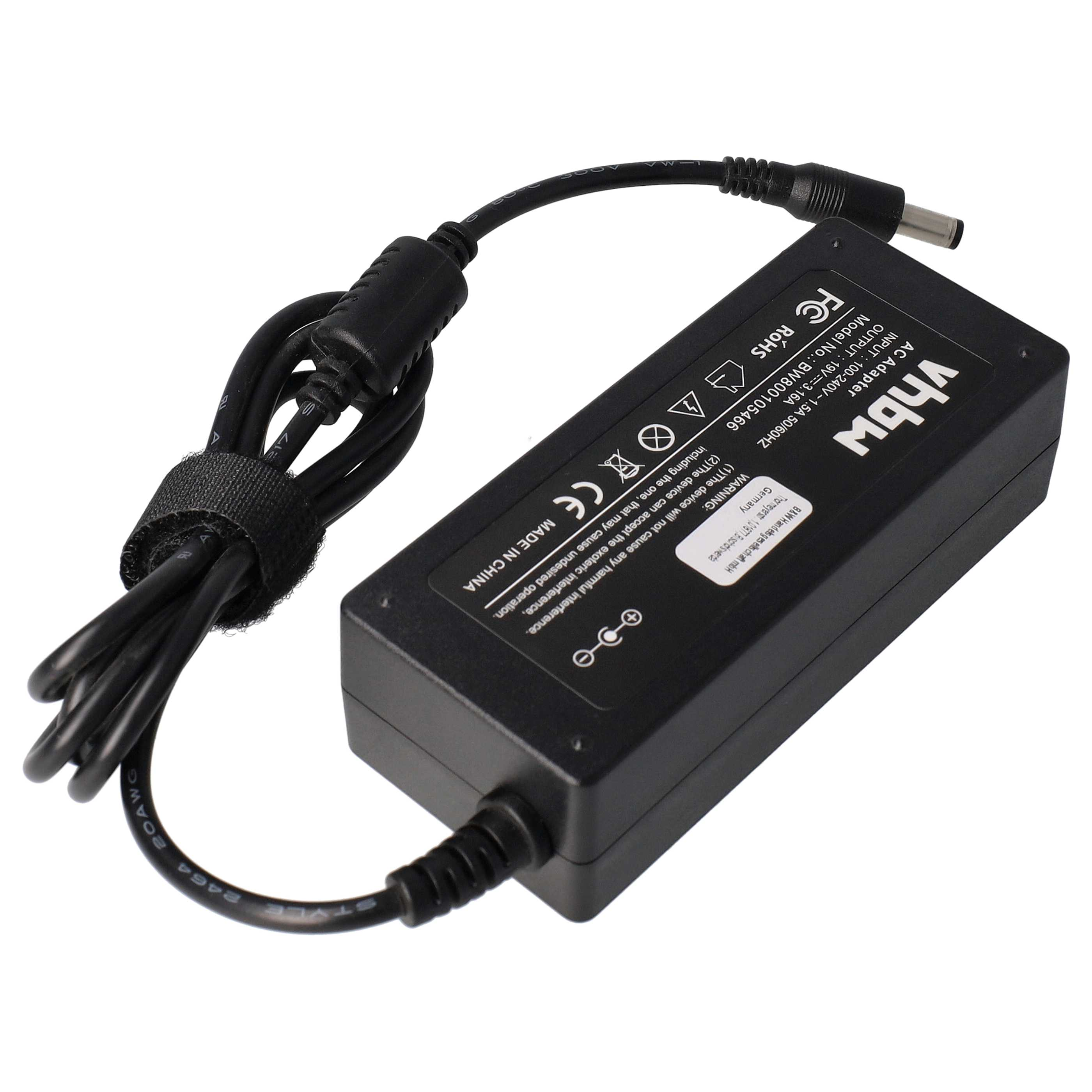 Schwarzes AC-Adapter mit angeschlossenem Kabel. Details umfassen Markenname, Modellnummer und technische Daten auf der Oberfläche.