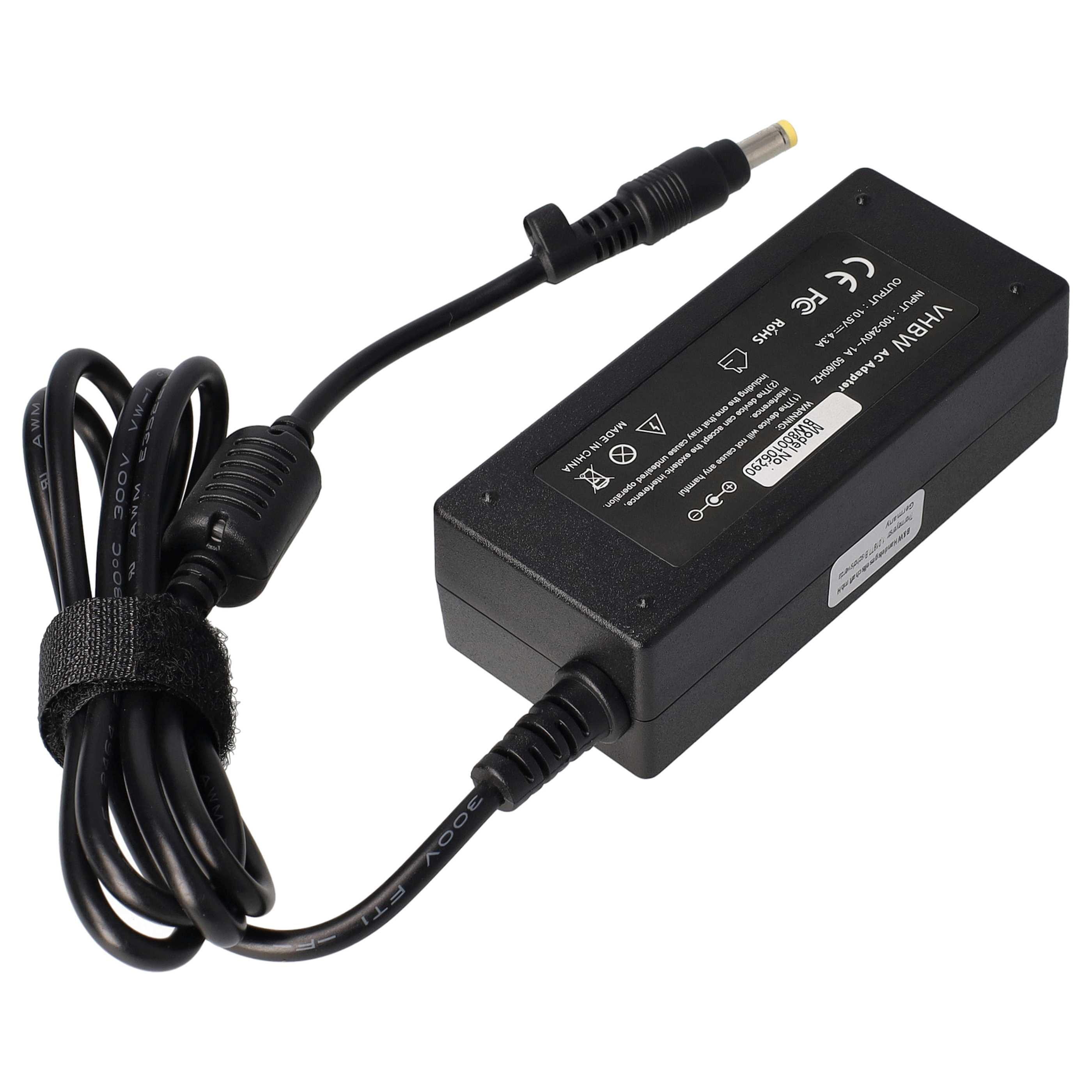 Schwarzes Laptop-Netzteil mit angeschlossenem schwarzen Kabel. Der Adapter hat Text und Etiketten.