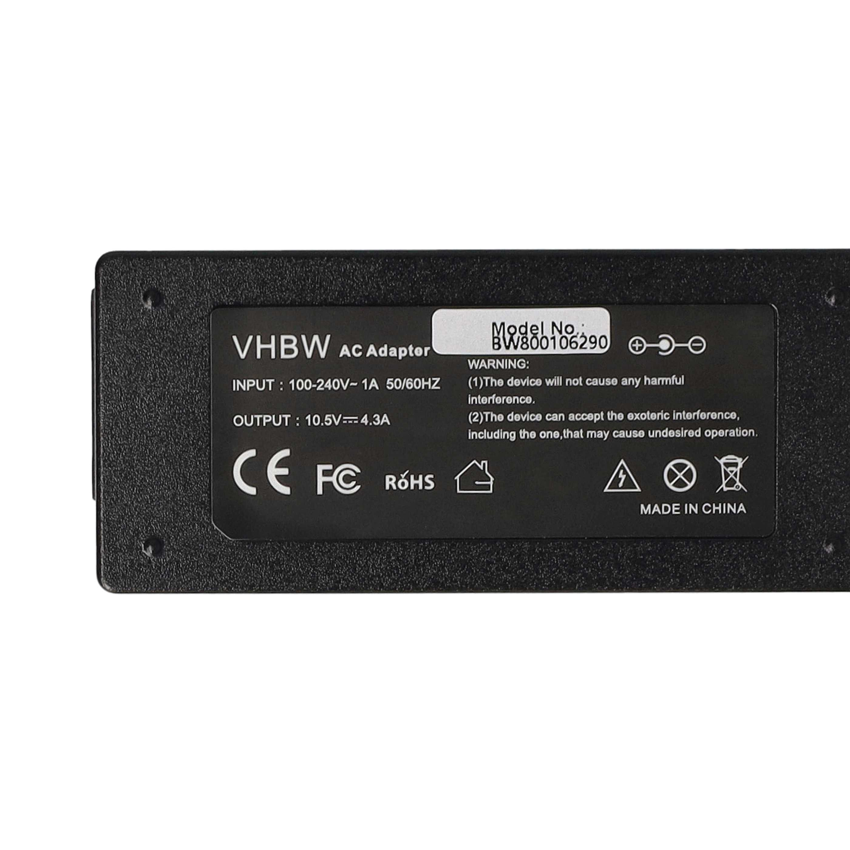 Schwarzer AC-Adapter mit weißem Text. Er hat Eingangs-/Ausgangsspezifikationen, Modellnummer und Warnhinweise. Hergestellt in China.