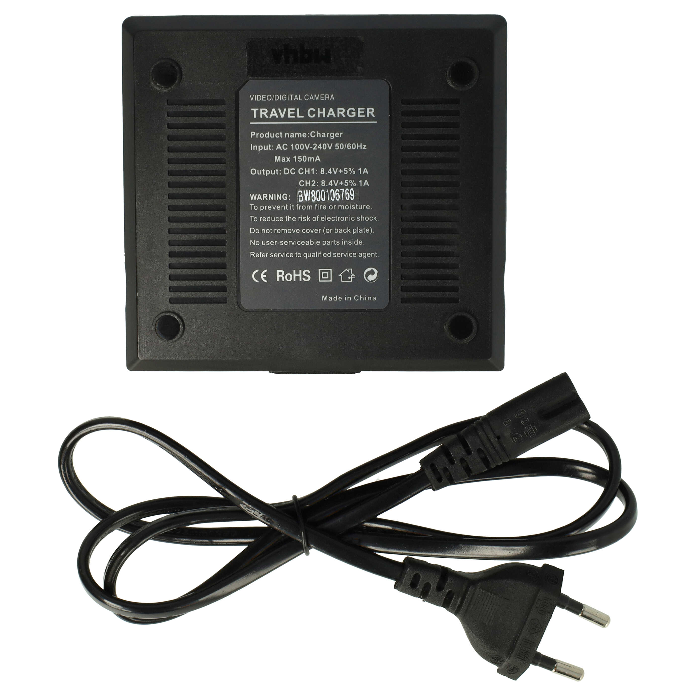 Schwarzes Reisegerät mit Netzkabel und Eurostecker. Das Ladegerät hat Text und ein CE-Zeichen.