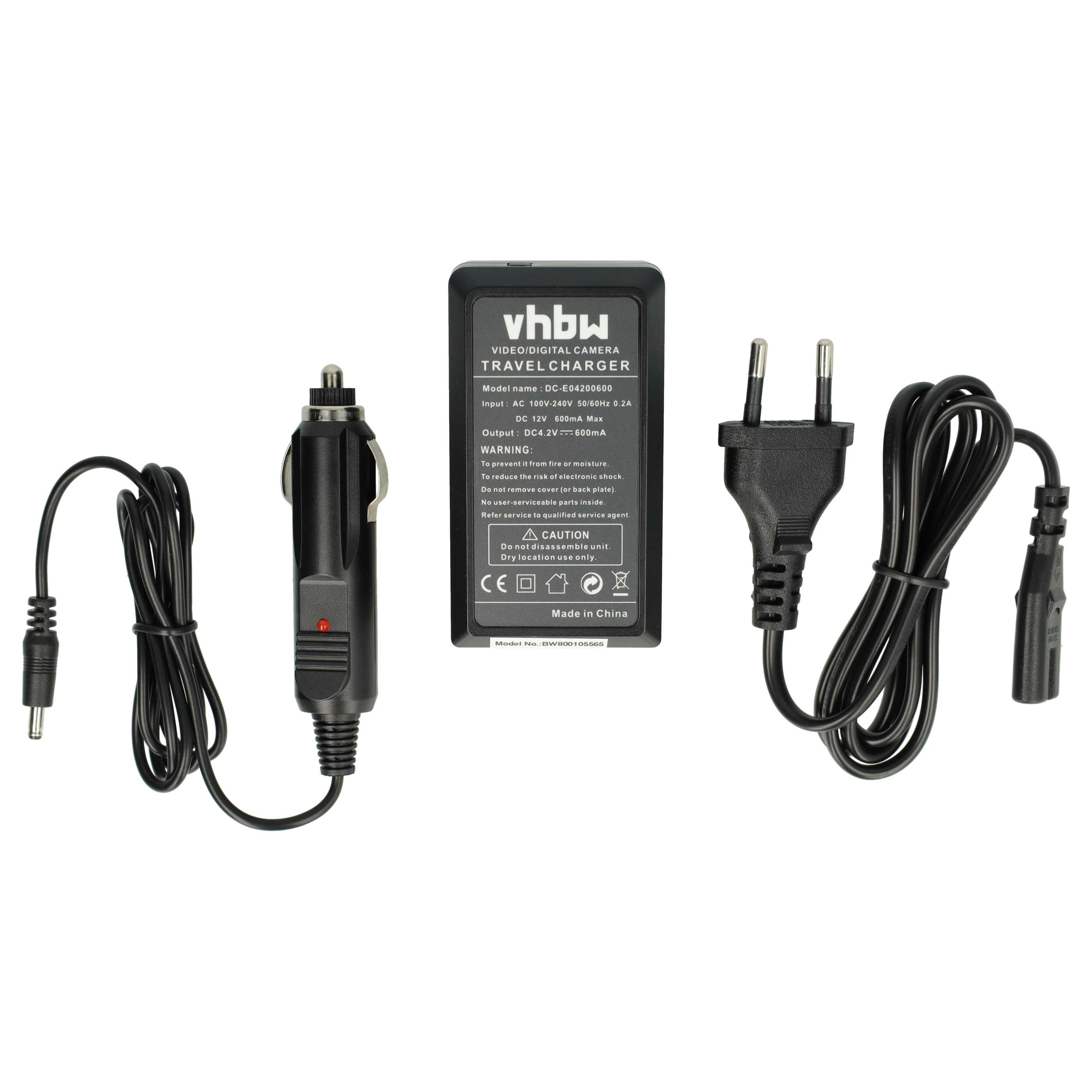 Reiseladegerät für Digitalkamera. Es hat einen Auto-Adapter, einen Wandstecker und ein Ladegerät mit Text.