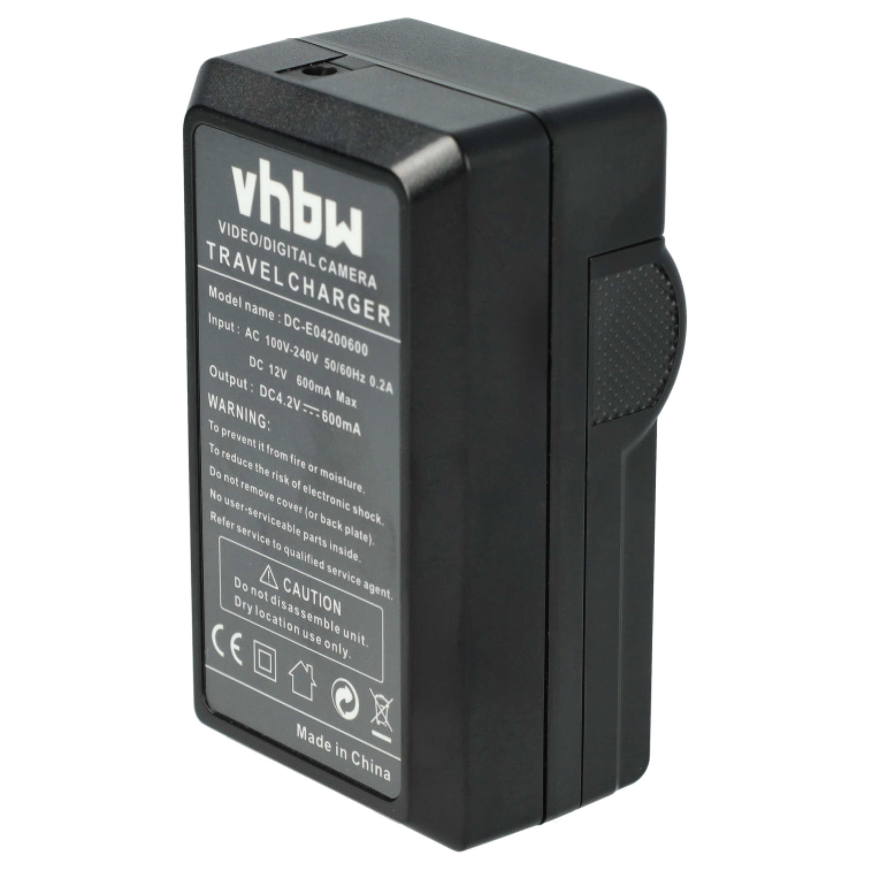Ein schwarzes vhbw-Reiseladegerät für eine Digitalkamera. Text auf dem Ladegerät umfasst Modell, Eingang, Ausgang und Warnungen.