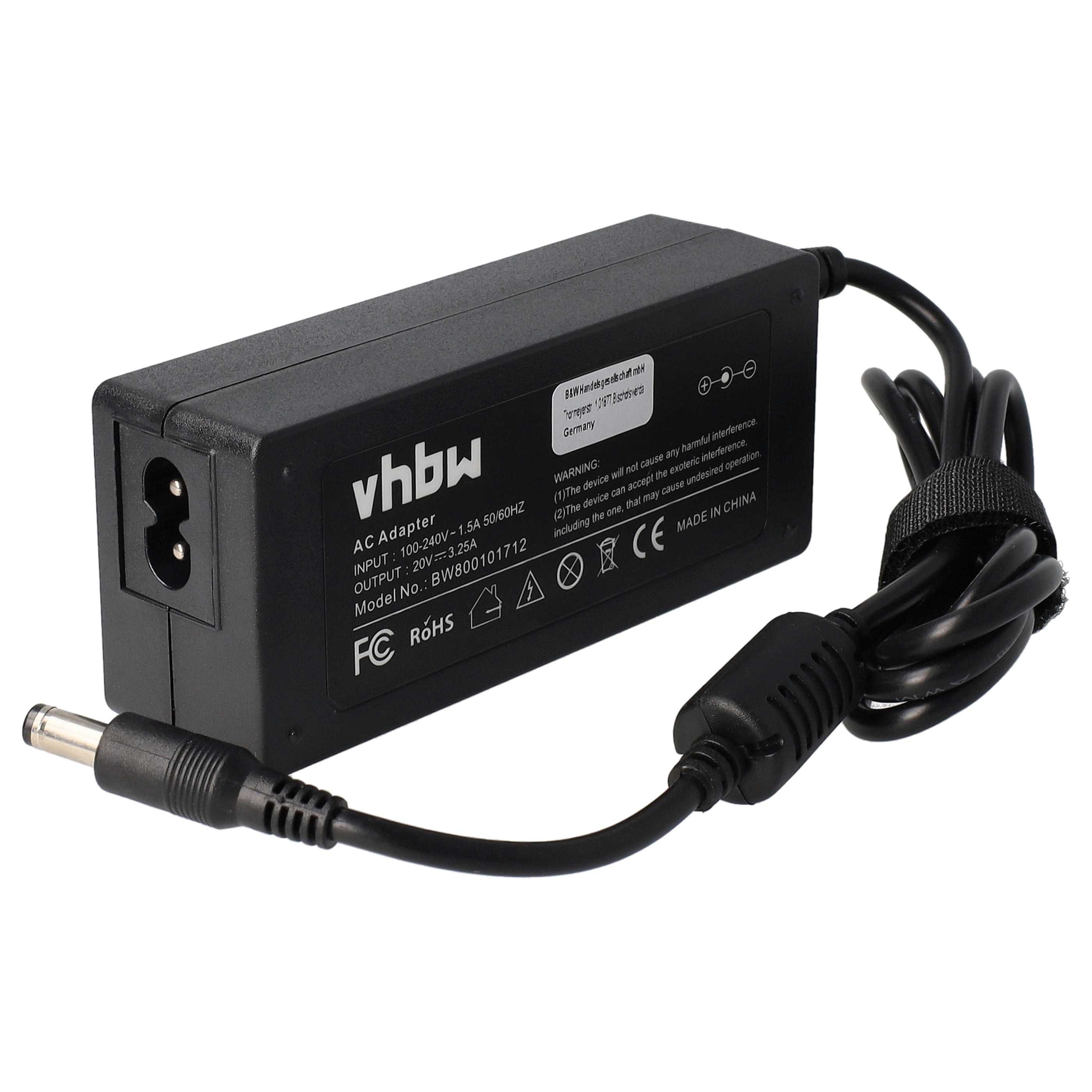 Schwarzes AC-Adapter mit schwarzem Kabel und Stecker. Hat weißen Text und Etiketten. Der Hintergrund ist weiß.