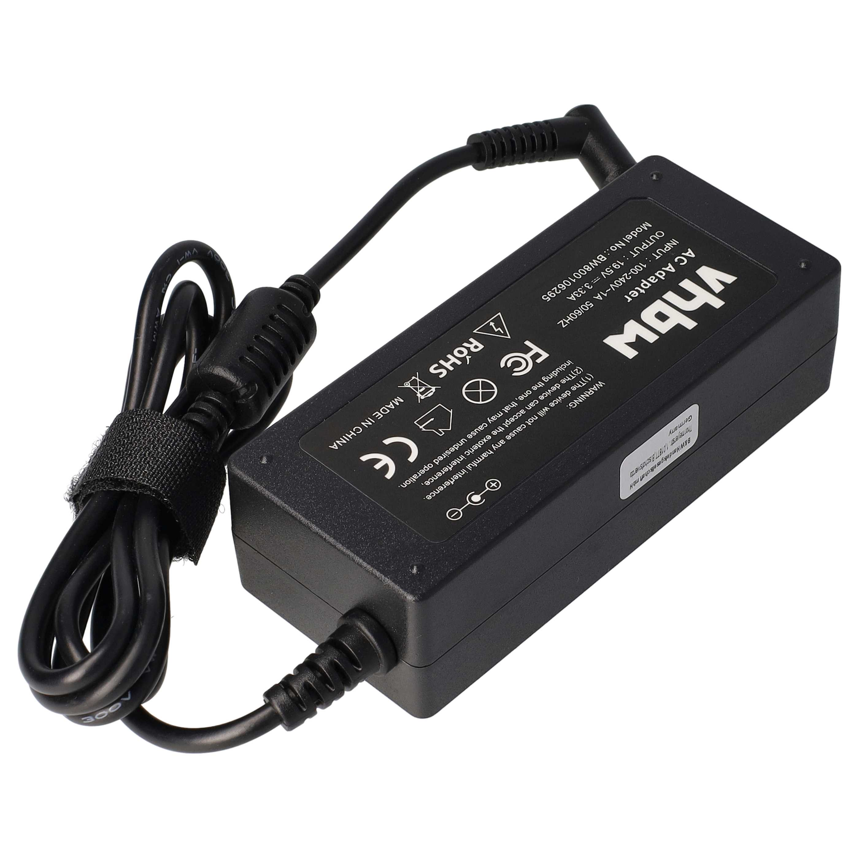 Schwarzes AC-Adapter mit schwarzem Kabel. Der Adapter hat weißen Text und Logos. Das Kabel ist mit einem schwarzen Klettband befestigt.