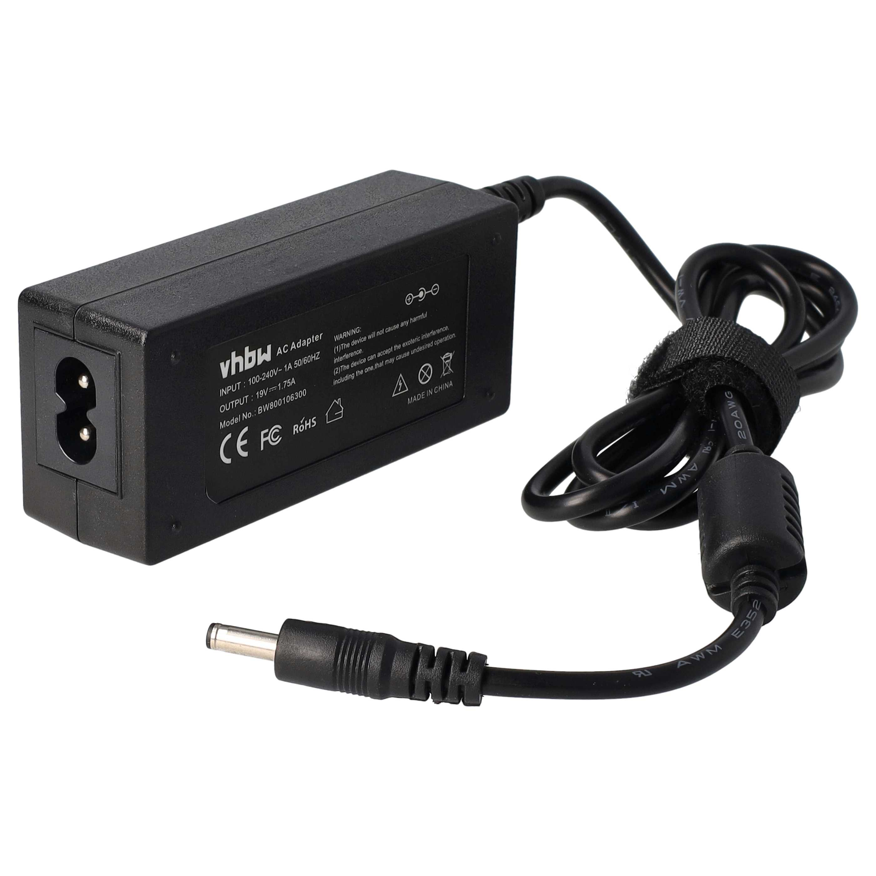 Ein schwarzes AC-Netzteil mit Netzkabel und Stecker. Das Netzteil hat Text und Logos.
