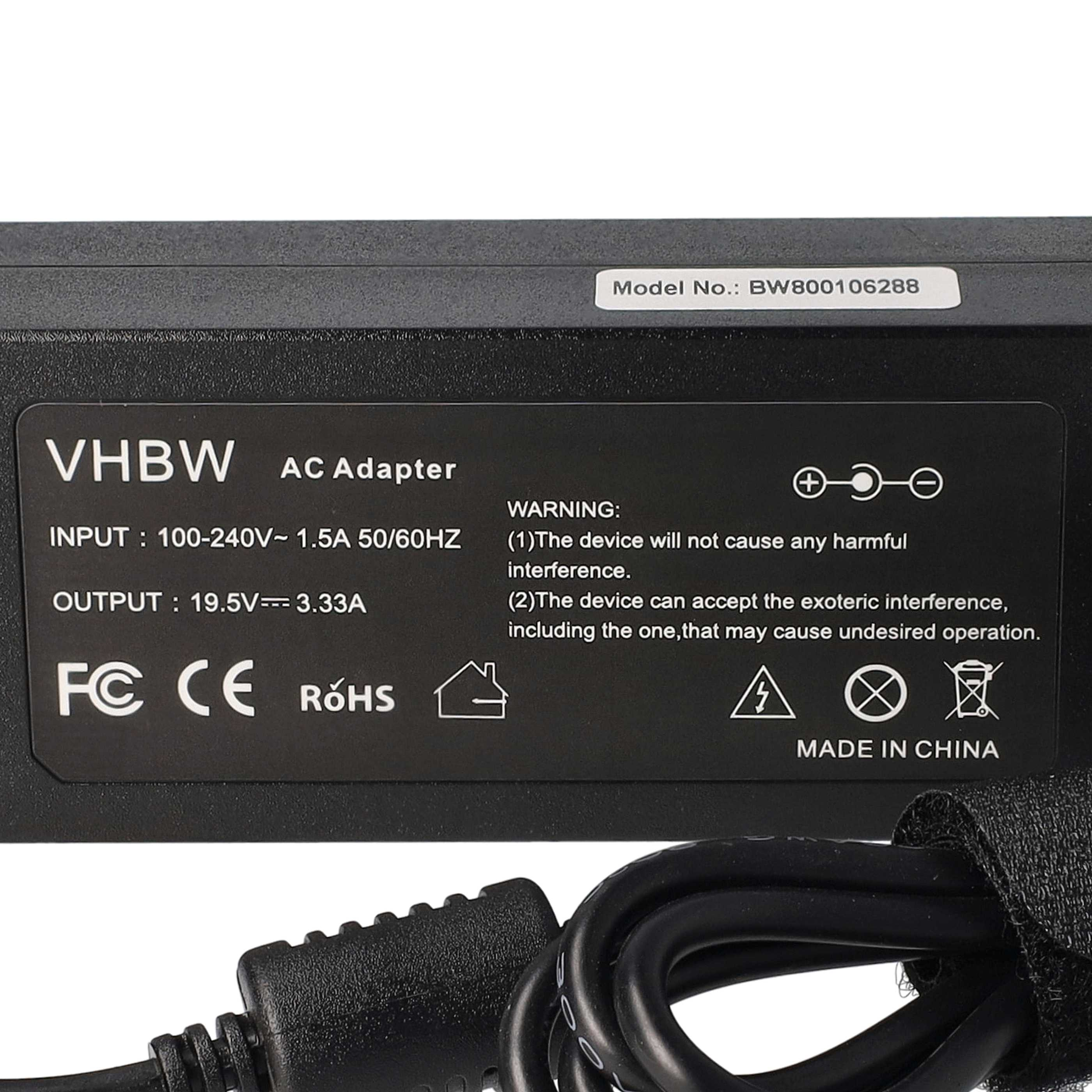 Schwarzer AC-Adapter mit Etiketten. Eingangs- und Ausgangsspezifikationen sind sichtbar. Ein schwarzes Netzkabel ist angeschlossen.