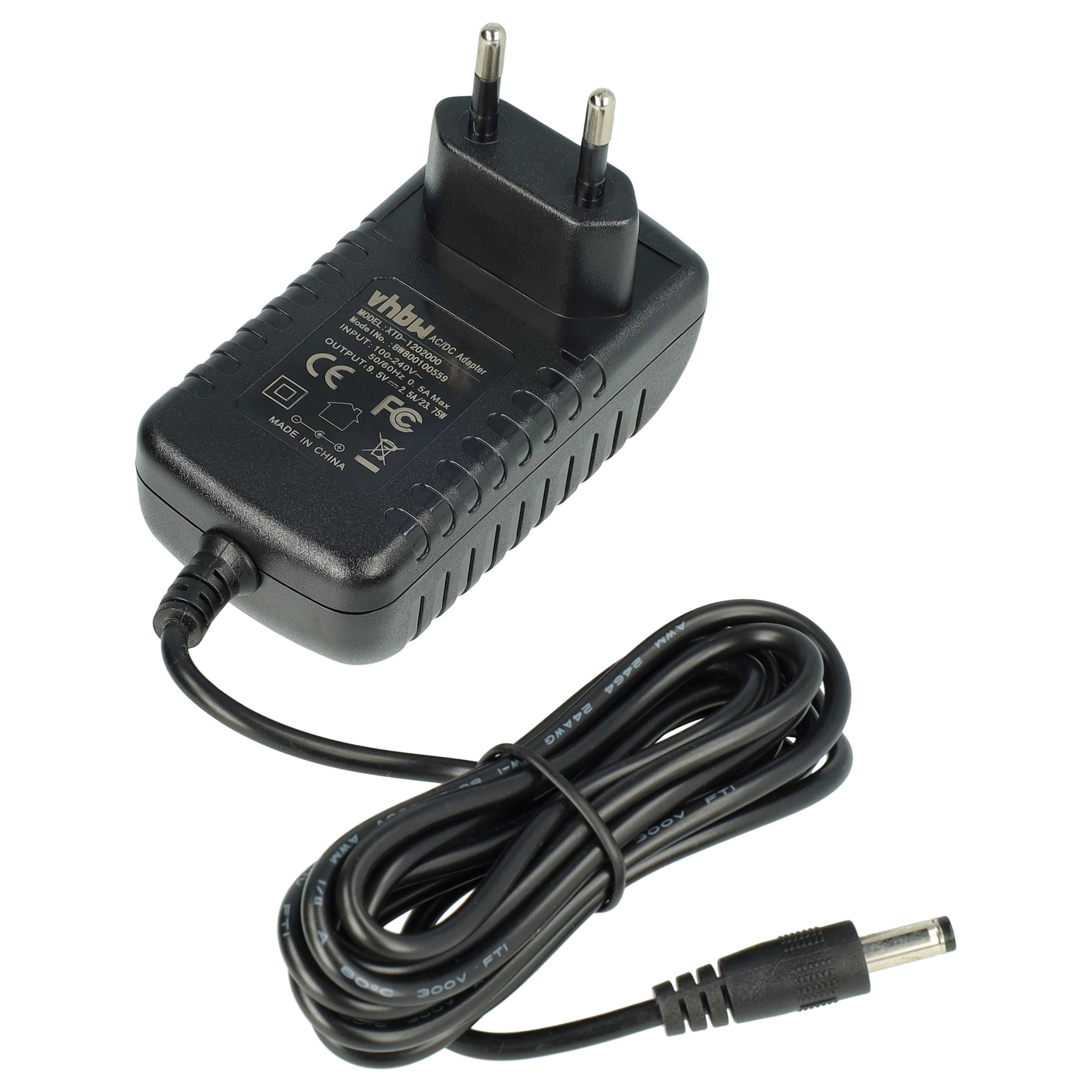 Schwarzes AC/DC-Netzteil mit Stecker und Kabel. Das Kabel ist aufgerollt. Das Netzteil ist beschriftet.