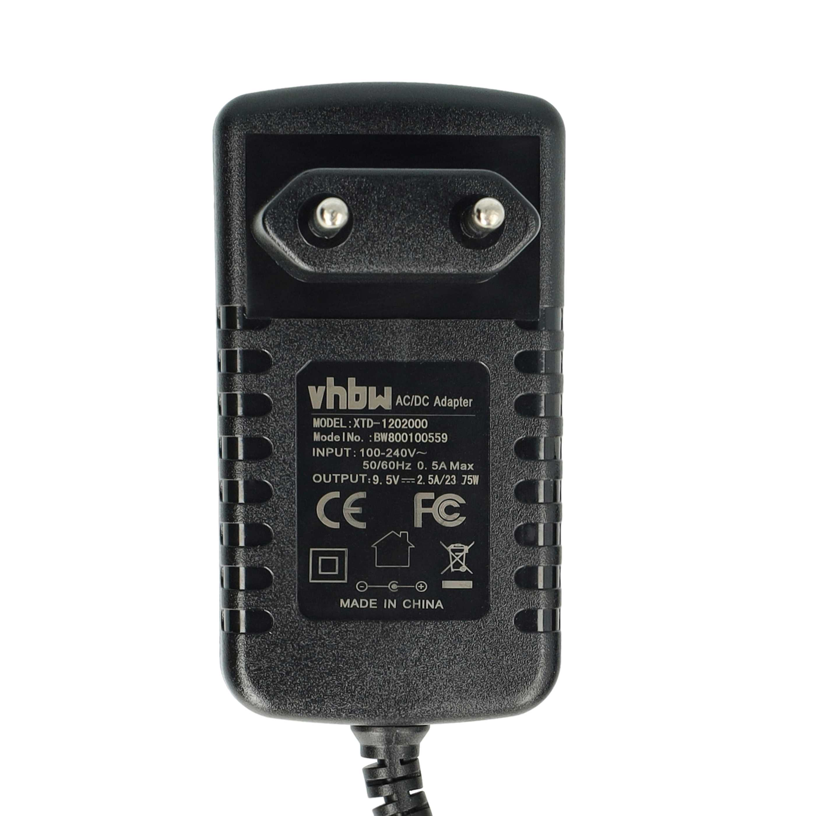 Ein schwarzes AC/DC-Netzteil mit Text und Symbolen. Es hat einen Stecker und ein Kabel. Der Text enthält Modellinformationen und Sicherheitszertifizierungen.