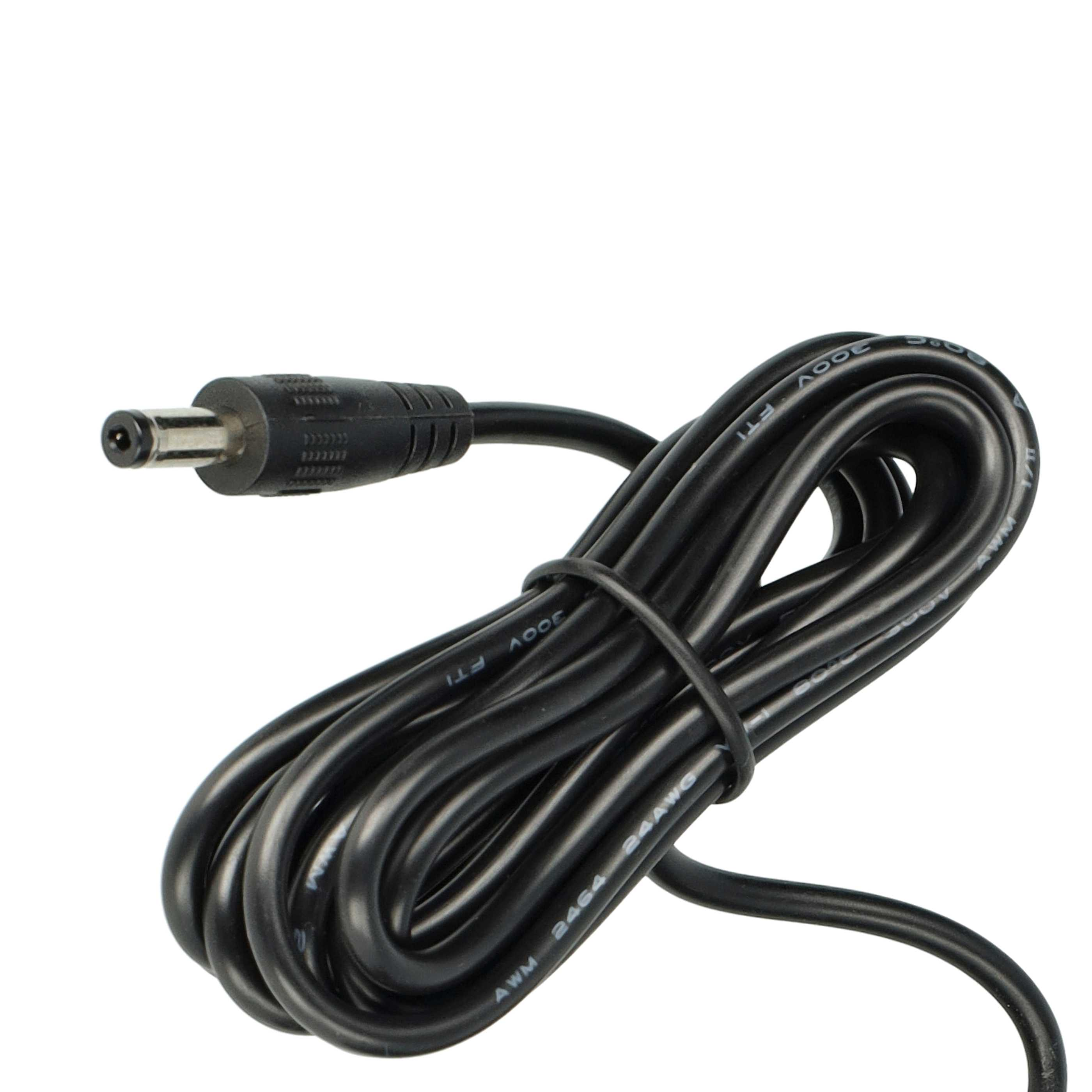 Ein schwarzes Gleichstromkabel mit einem Stecker an einem Ende ist aufgerollt. Der Hintergrund ist weiß.