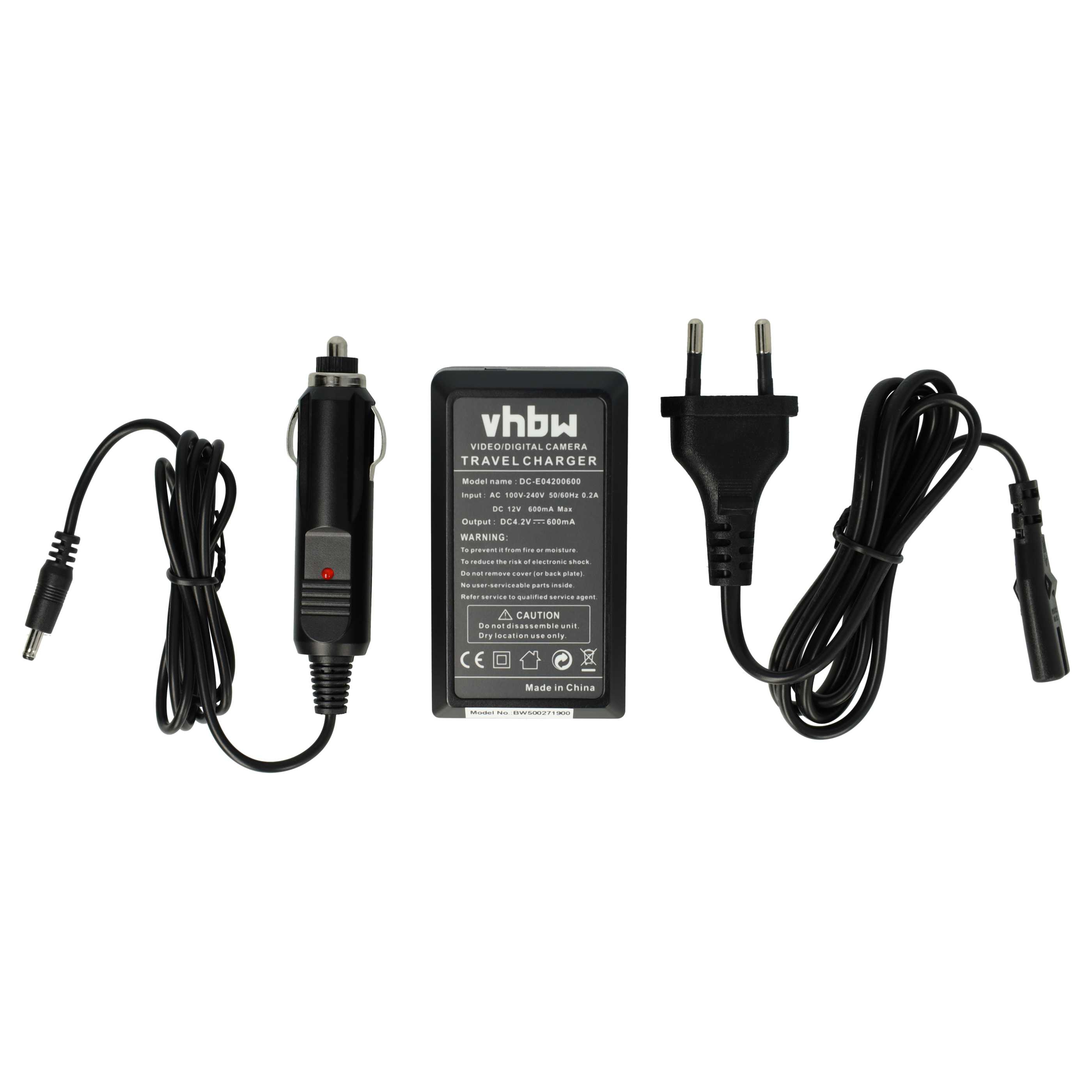 Ein Reise-Ladegerät für eine Digitalkamera. Es enthält einen Auto-Adapter, ein Ladegerät und einen Netzstecker mit schwarzen Kabeln.