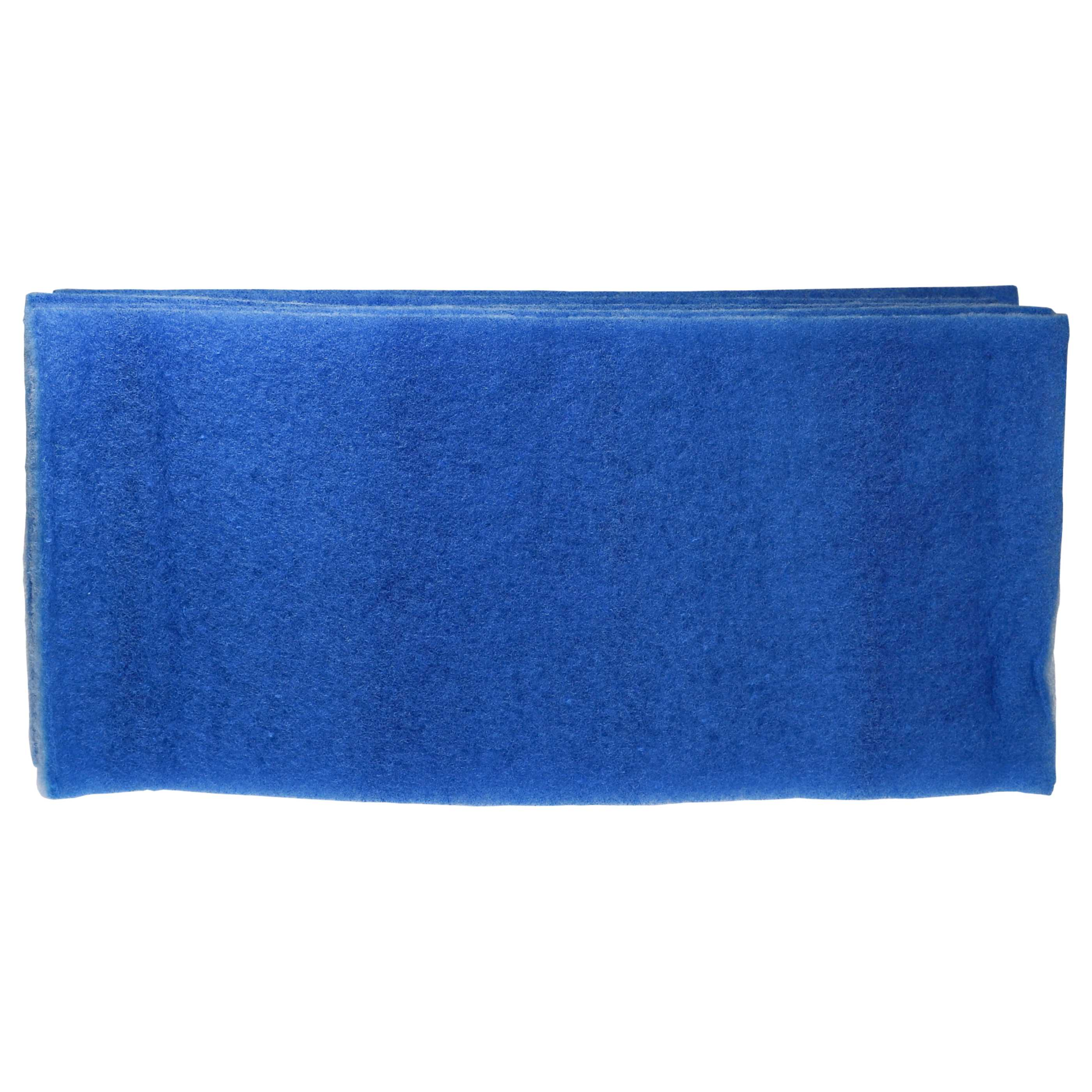 Ein Stapel gefalteten, blauen, strukturierten Stoffes vor weißem Hintergrund. Die Textur ähnelt Filz oder ähnlichem Material.